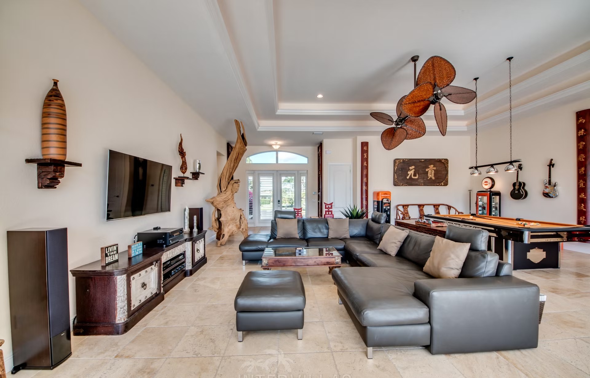 Dock am Kanal mit Tiki-Hut und Kajaks.