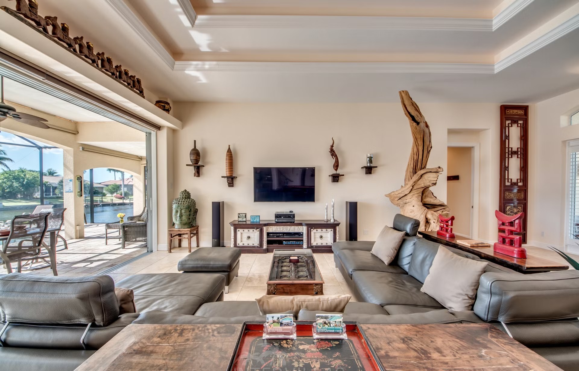 Dock am Kanal mit Tiki-Hut und bereitliegenden Kajaks.