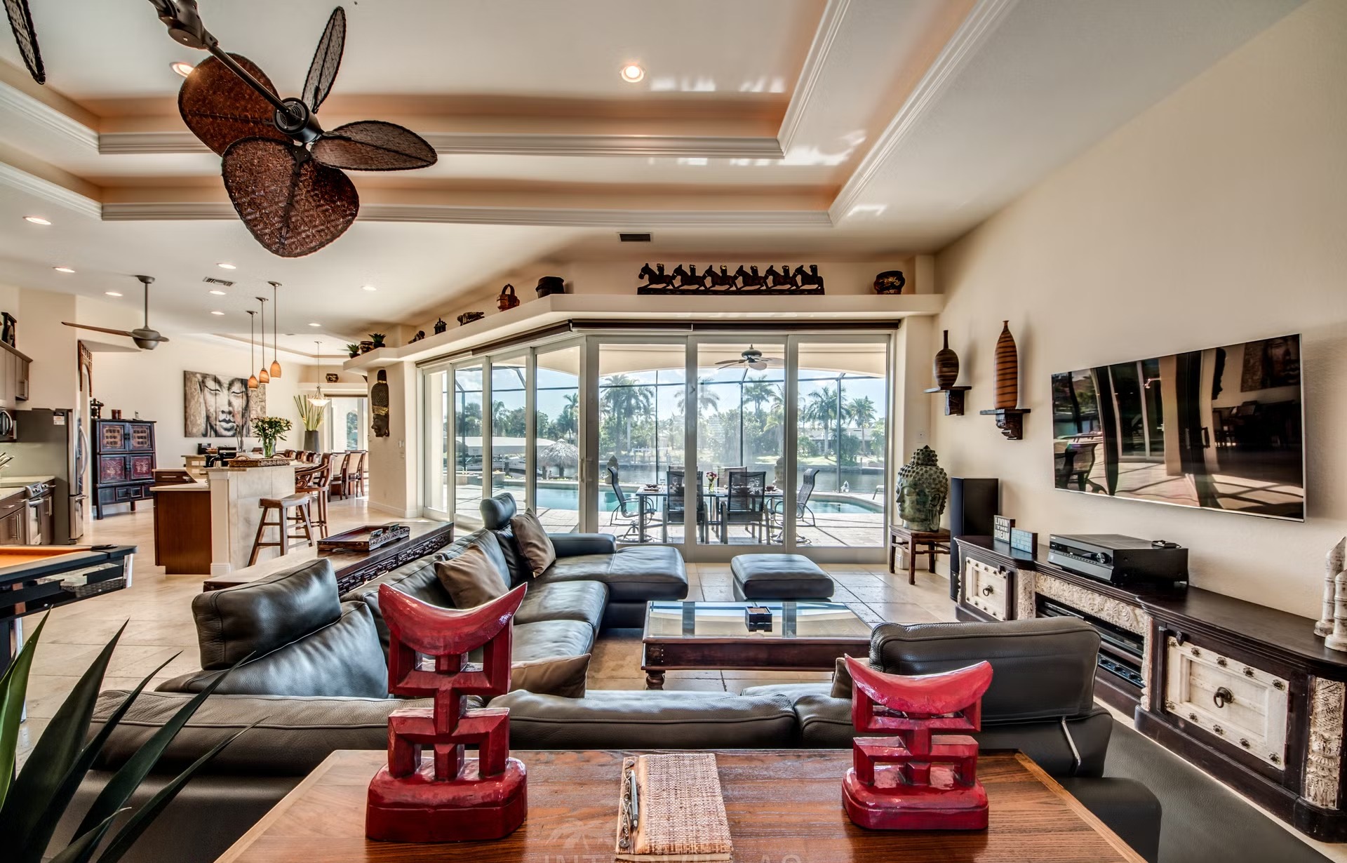 Dock am Kanal mit Tiki-Hut, Kajaks und Bootslift.