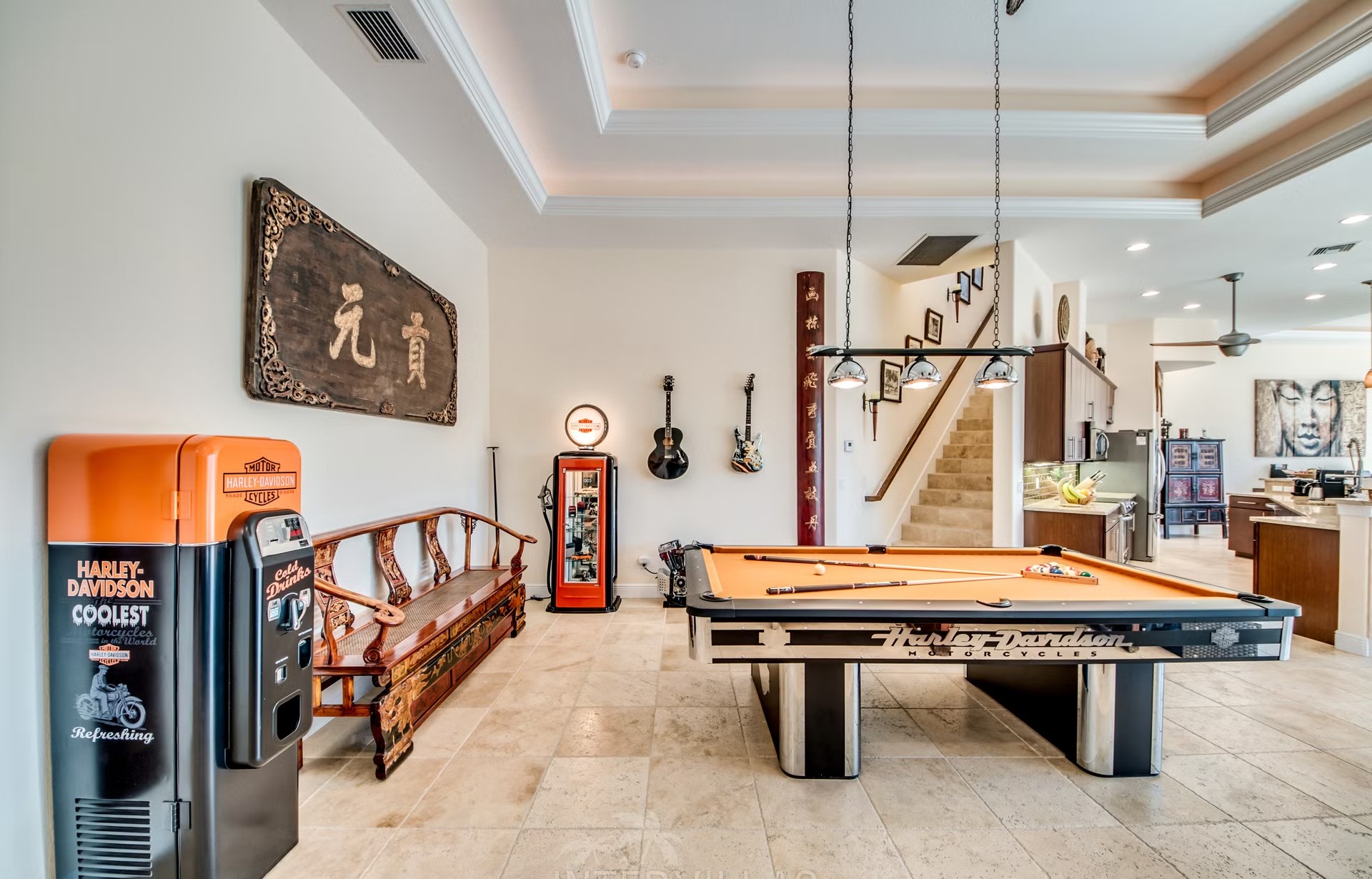 Dock am Kanal mit Tiki-Hut, Bootslift und Kajaks.