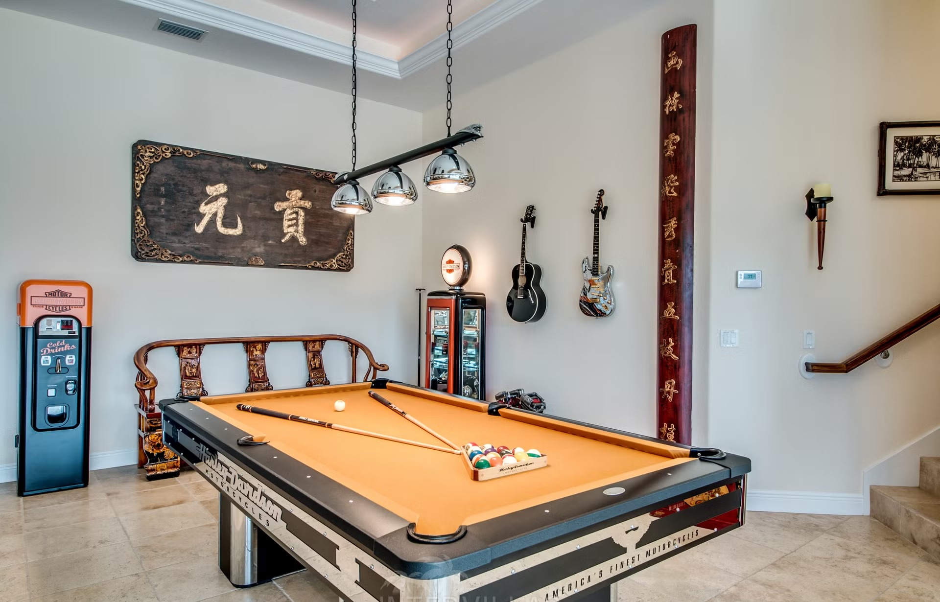 Dock am Kanal mit Tiki-Hut und bereitliegenden Kajaks.