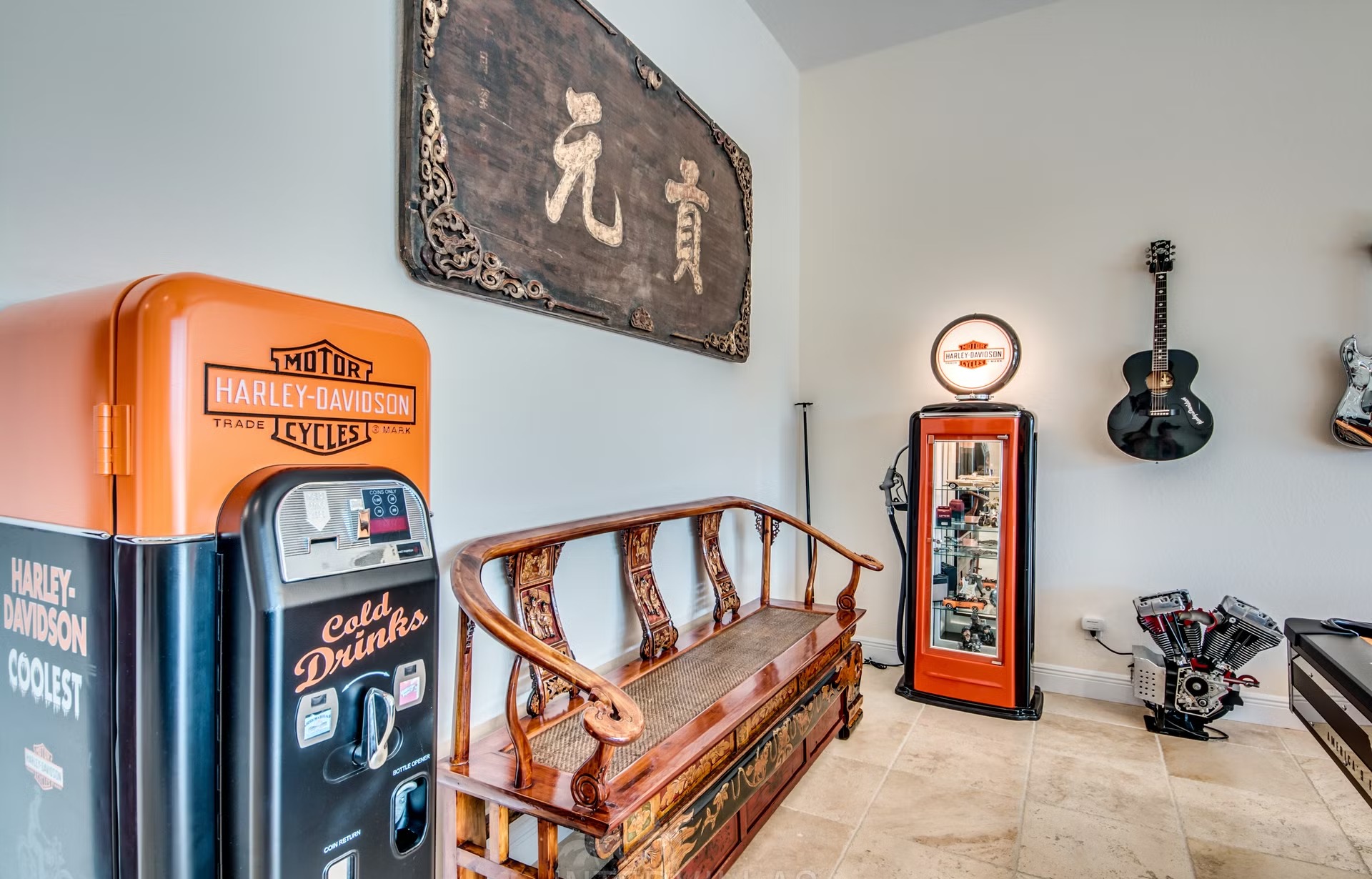 Dock mit Tiki-Hut am Kanal, daneben Kajaks am Wasser.