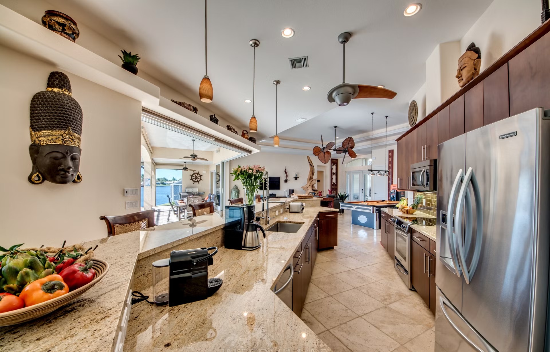 Dock am Kanal mit Tiki-Hut und Kajaks.