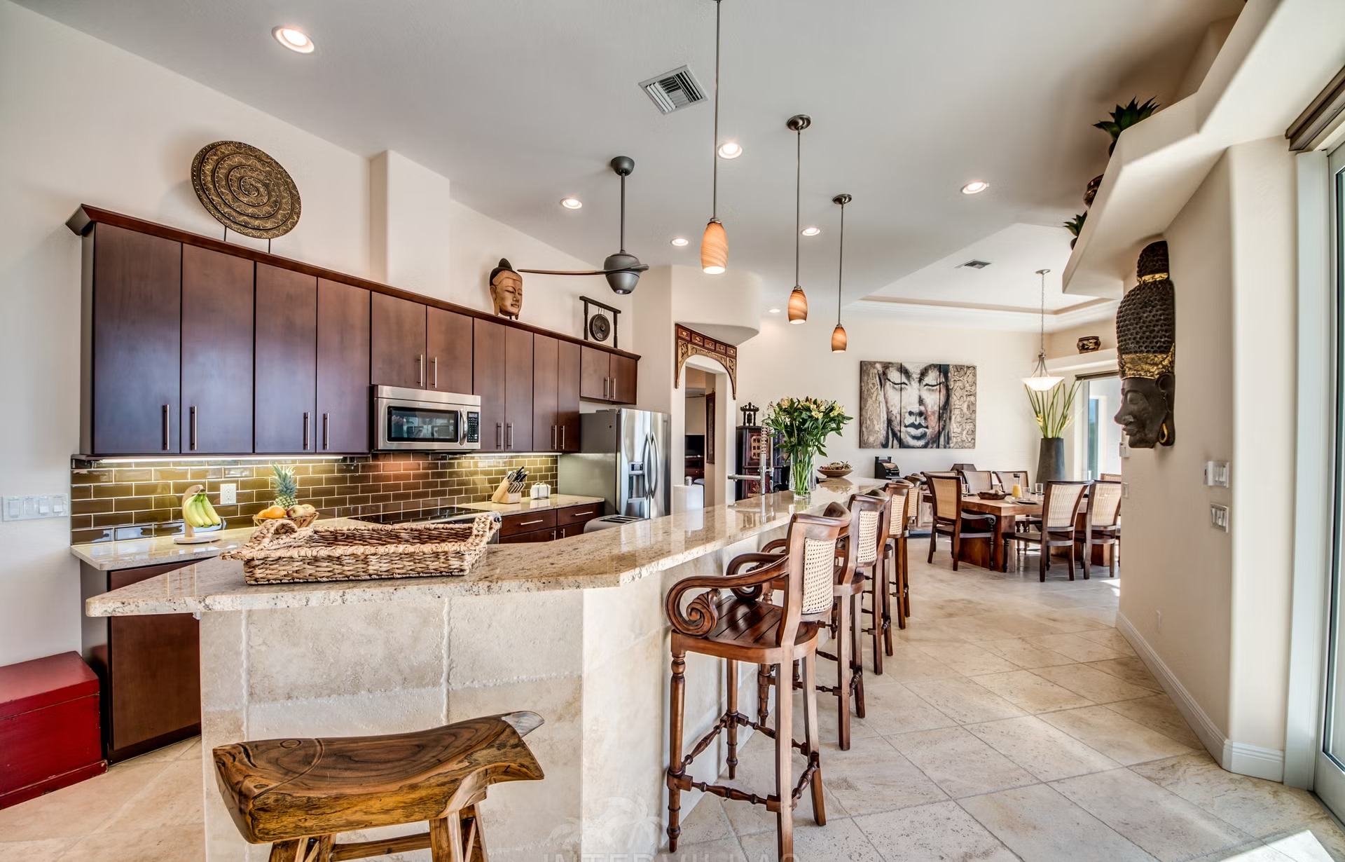 Dock am Kanal mit Tiki-Hut und Kajaks.