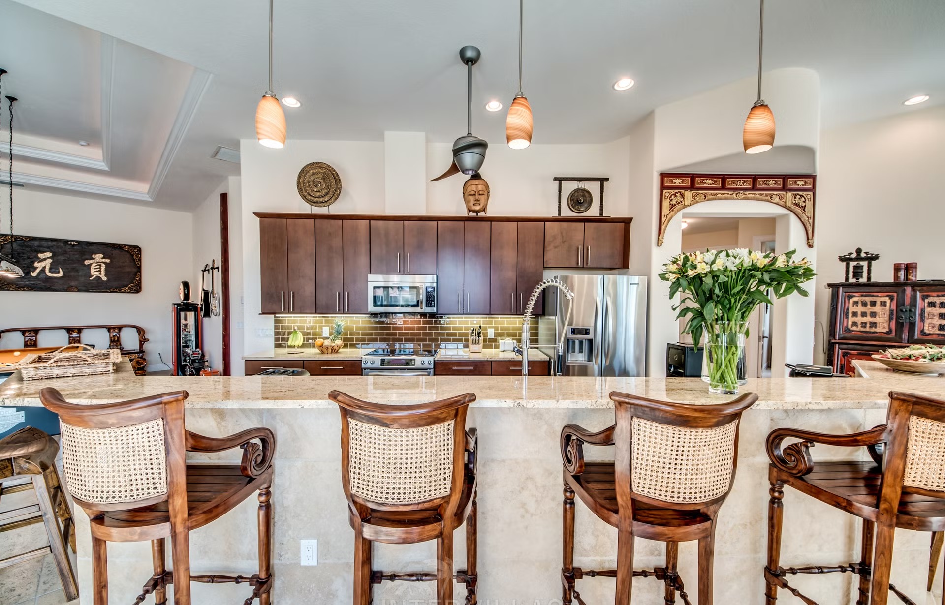 Dock mit Tiki-Hut am breiten Kanal, Kajaks am Steg.