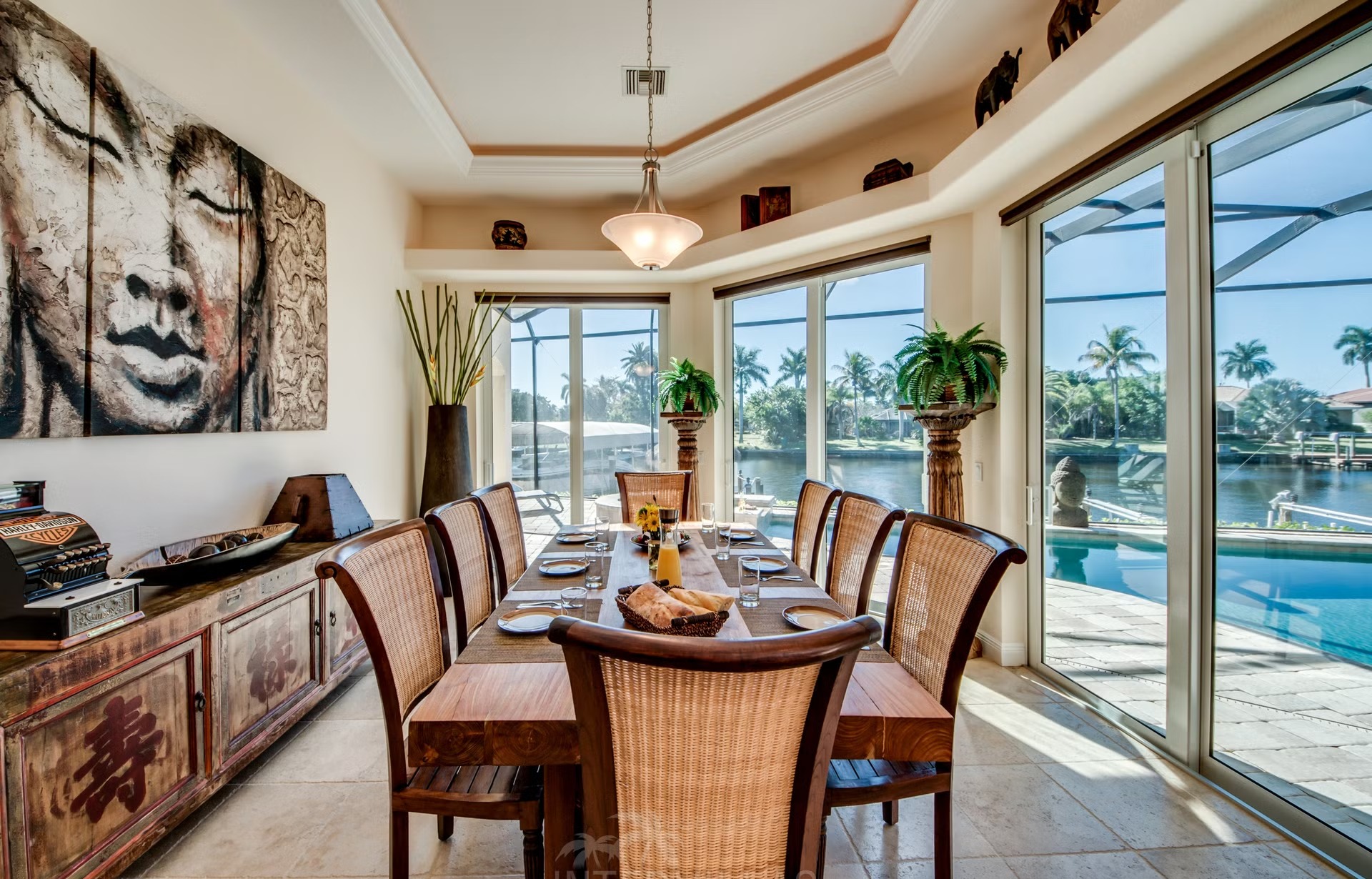 Dock am Kanal mit Tiki-Hut und Kajaks.