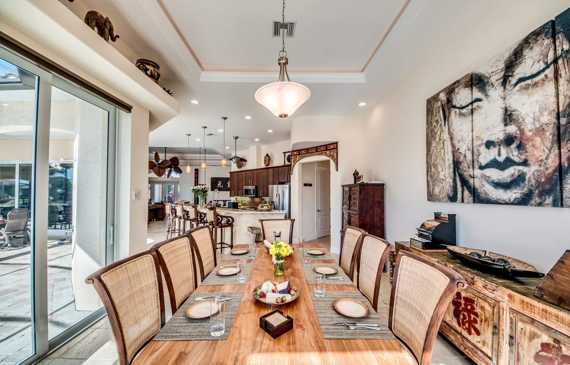 Dock mit Tiki-Hut am Kanal, Kajaks am Steg.