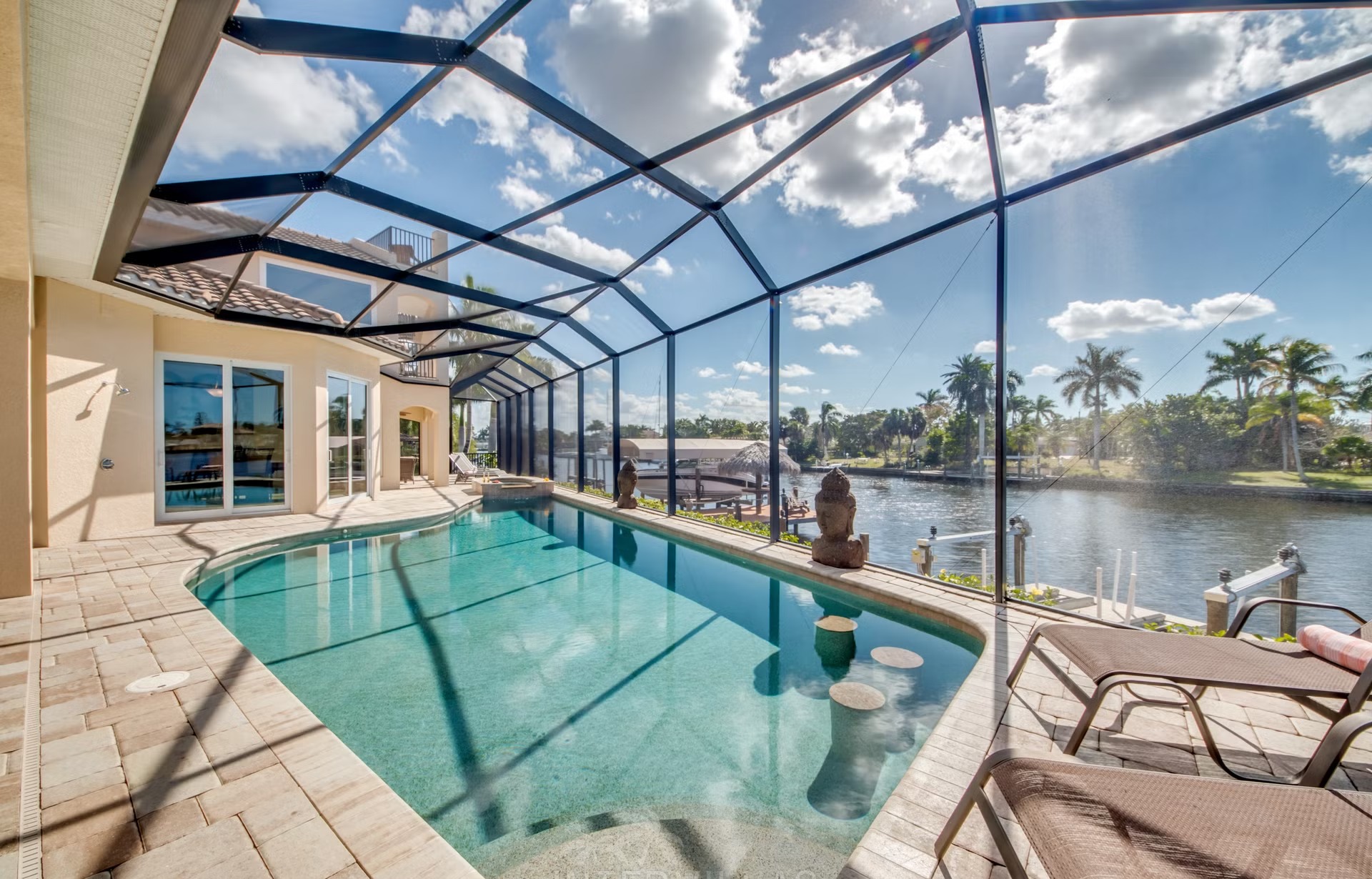 Dock am Kanal mit Tiki-Hut und Kajaks.