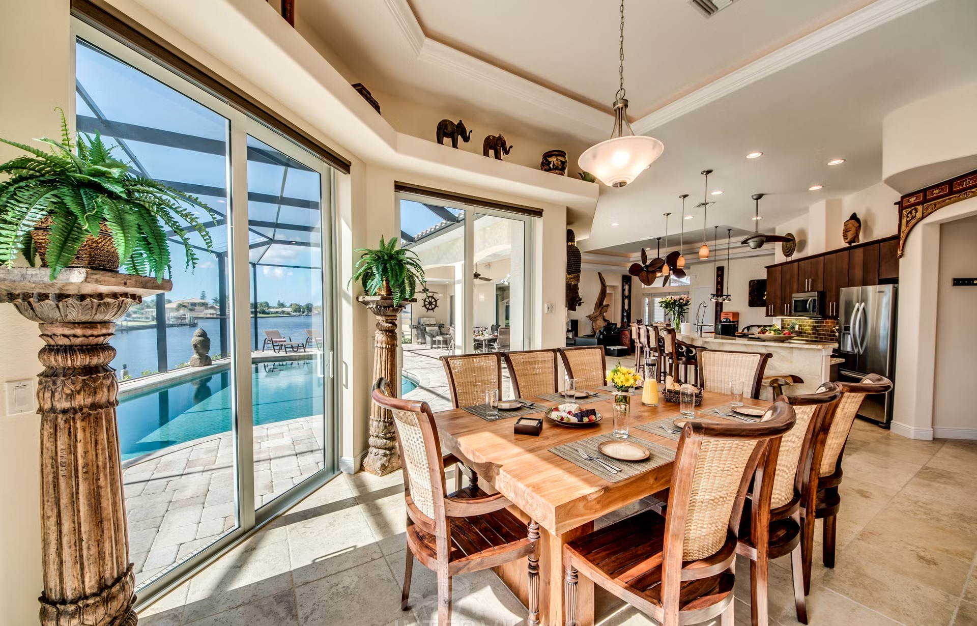 Dock am Kanal mit Tiki-Hut und Kajaks.