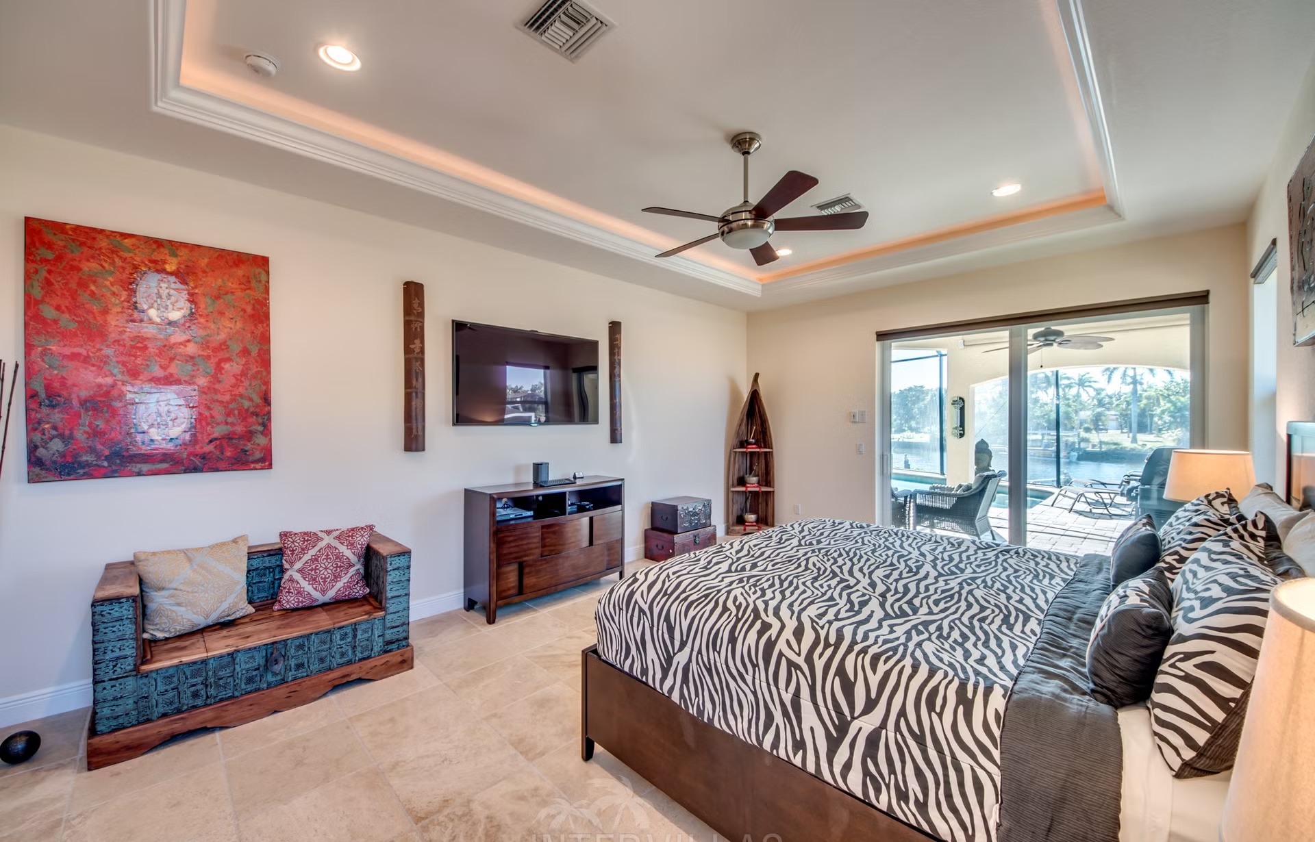 Dock am Kanal mit Tiki-Hut und Kajaks am Wasser.