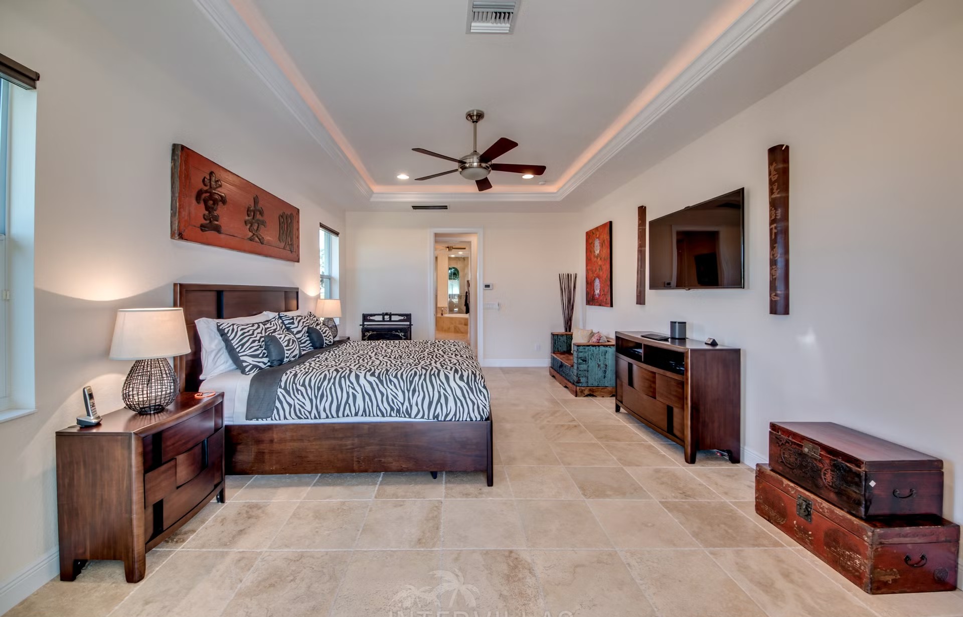 Dock mit Tiki-Hut am Kanal, Kajaks und Bootslift.