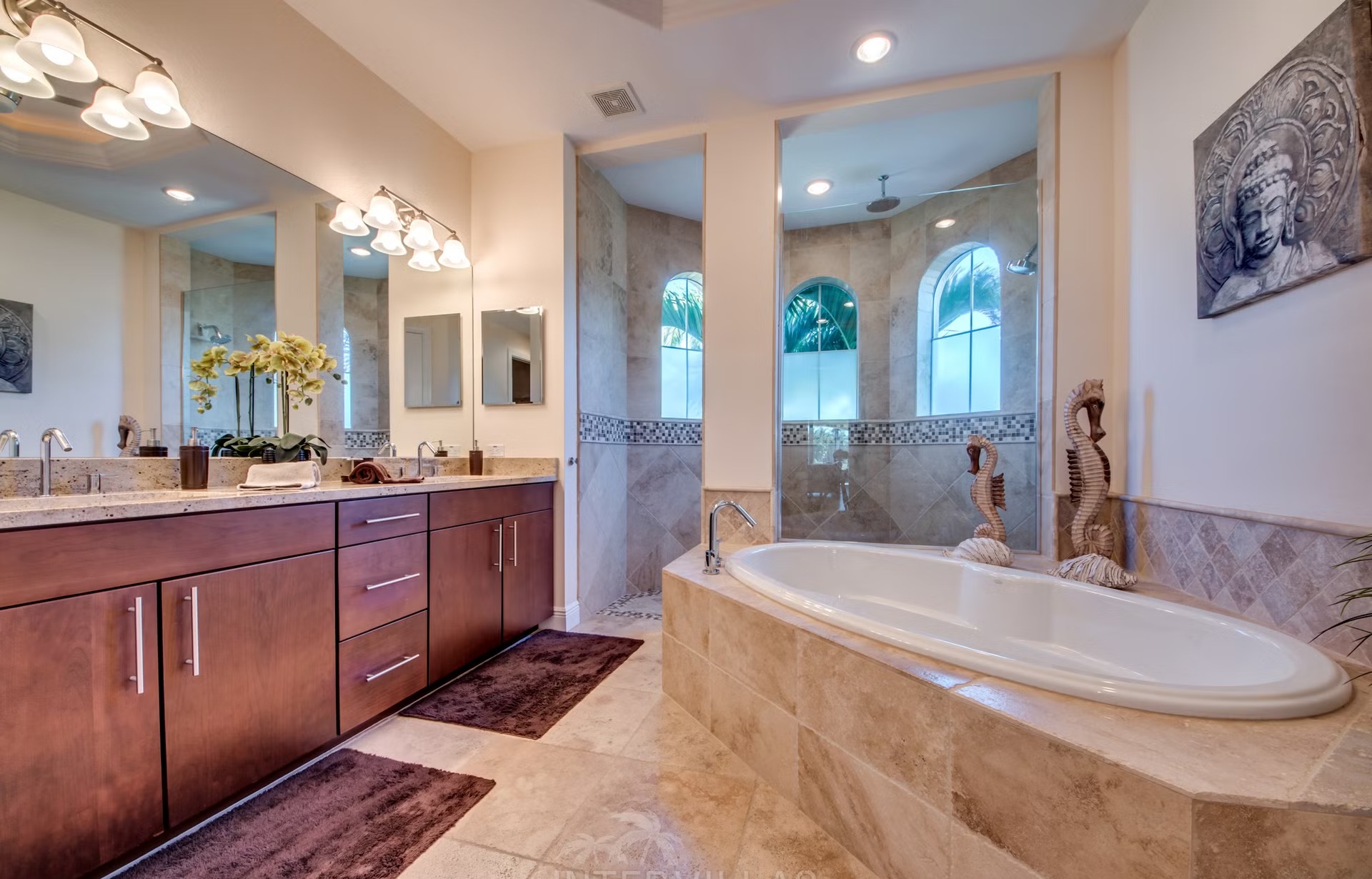 Dock mit Tiki-Hut am Kanal, Kajaks am Steg.