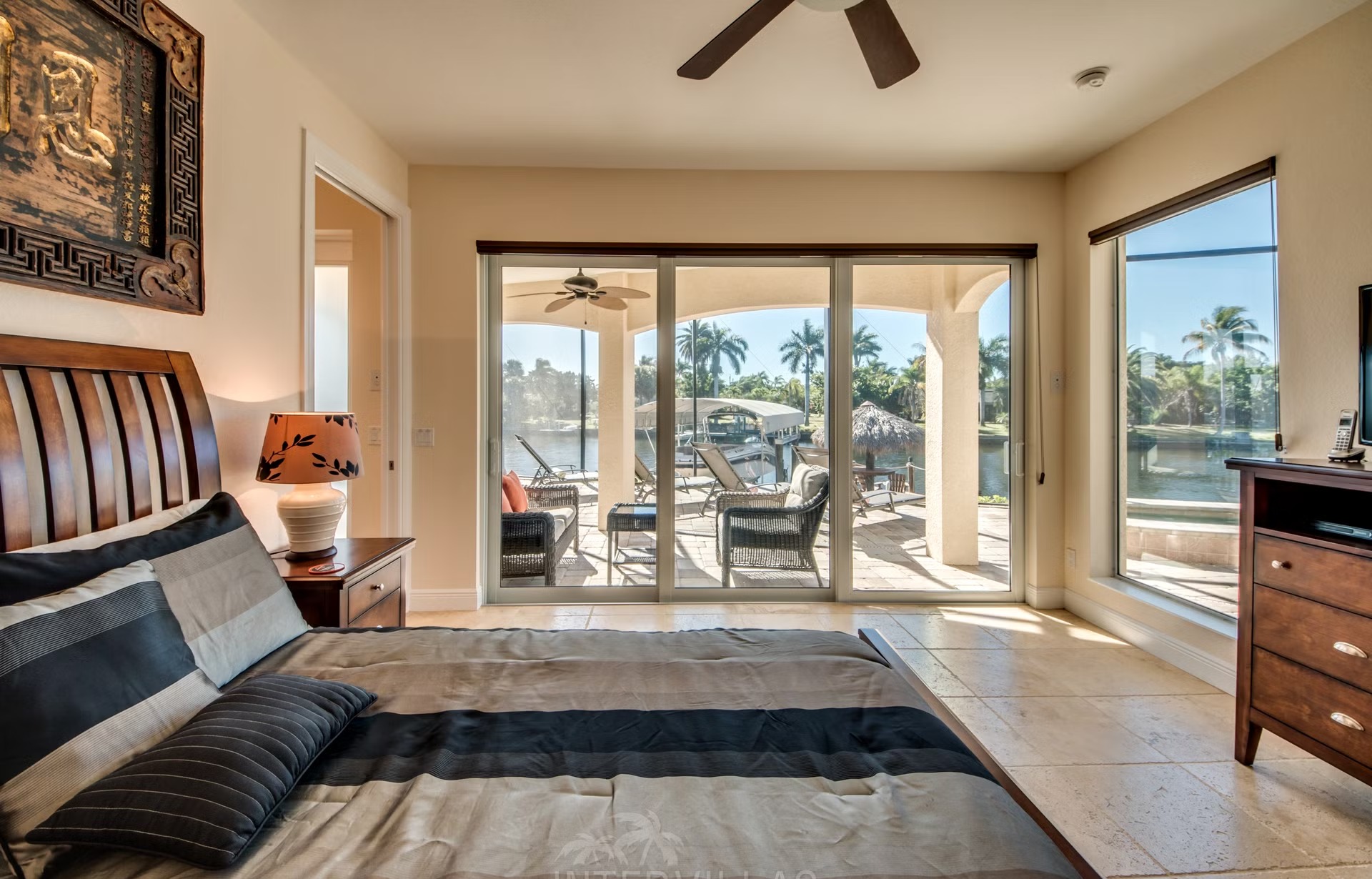 Dock am breiten Kanal mit Tiki-Hut und Kajaks.