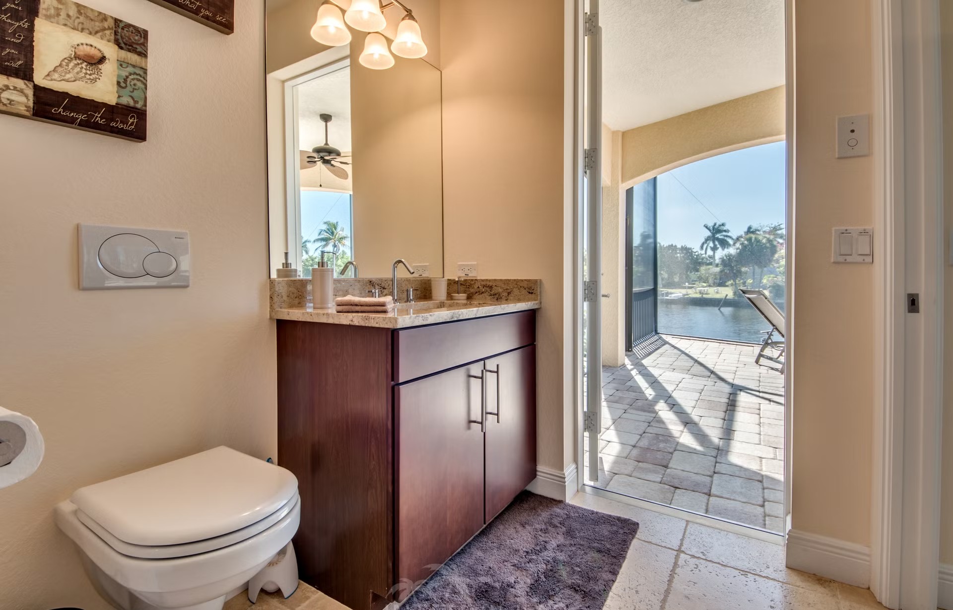 Dock am Kanal mit Tiki-Hut und Kajaks.