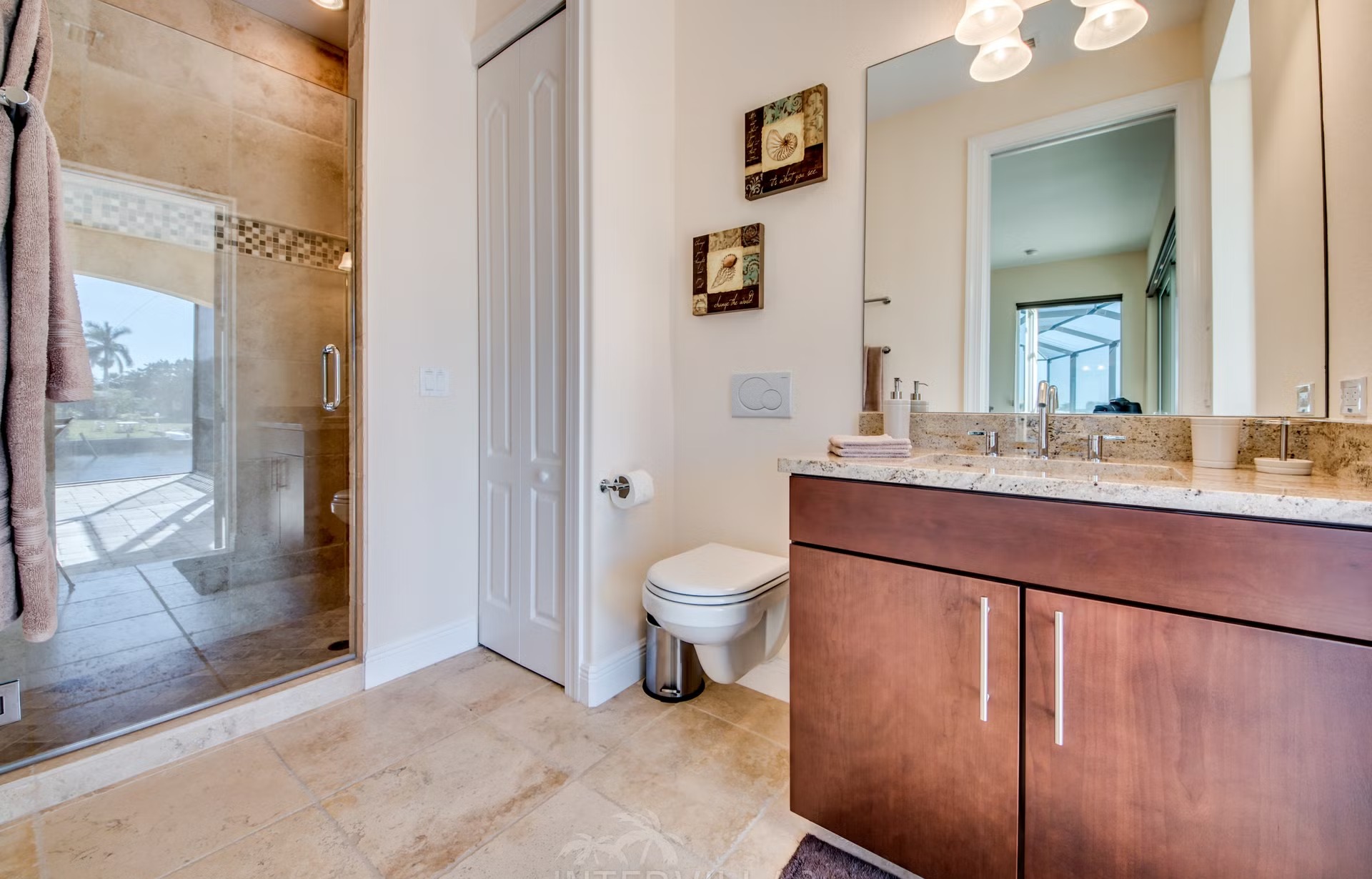 Dock mit Tiki-Hut am breiten Kanal, Kajaks am Steg.