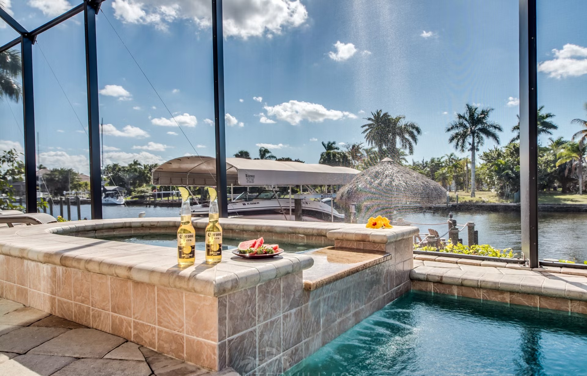Dock am Kanal mit Tiki-Hut und bereitliegenden Kajaks.