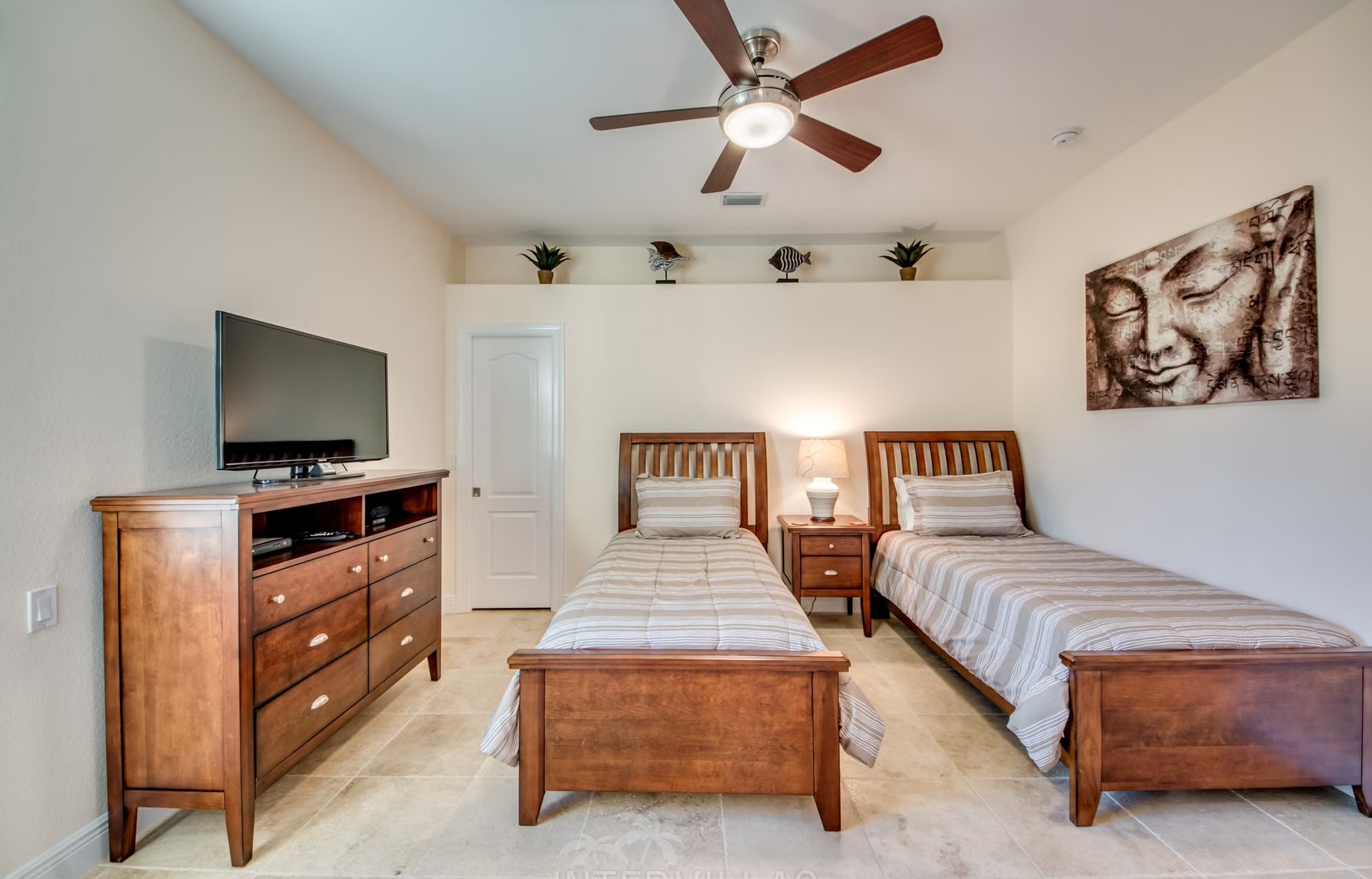 Dock am Kanal mit Tiki-Hut und Kajaks.