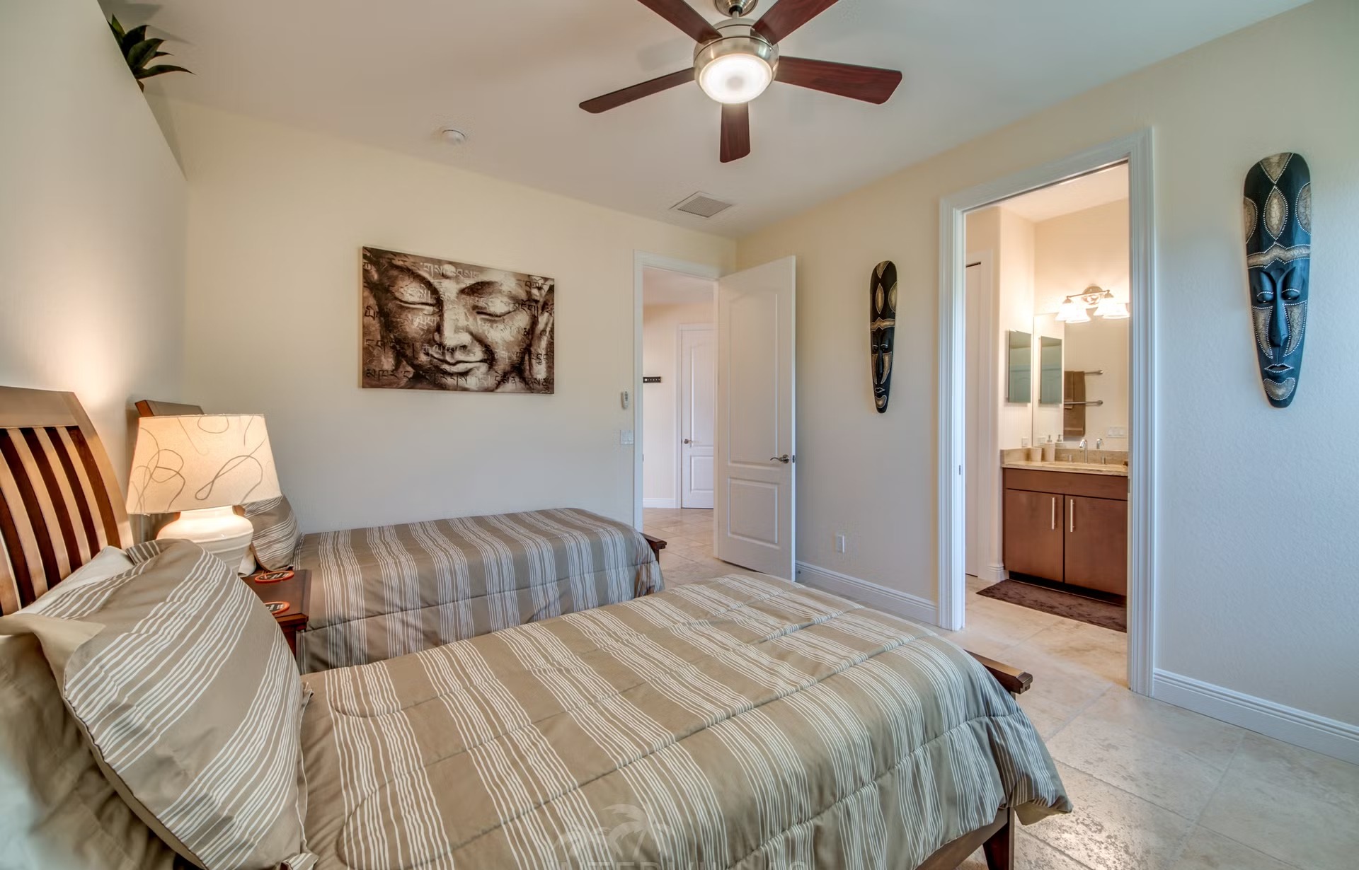 Dock mit Tiki-Hut am Kanal, daneben Kajaks am Wasser.