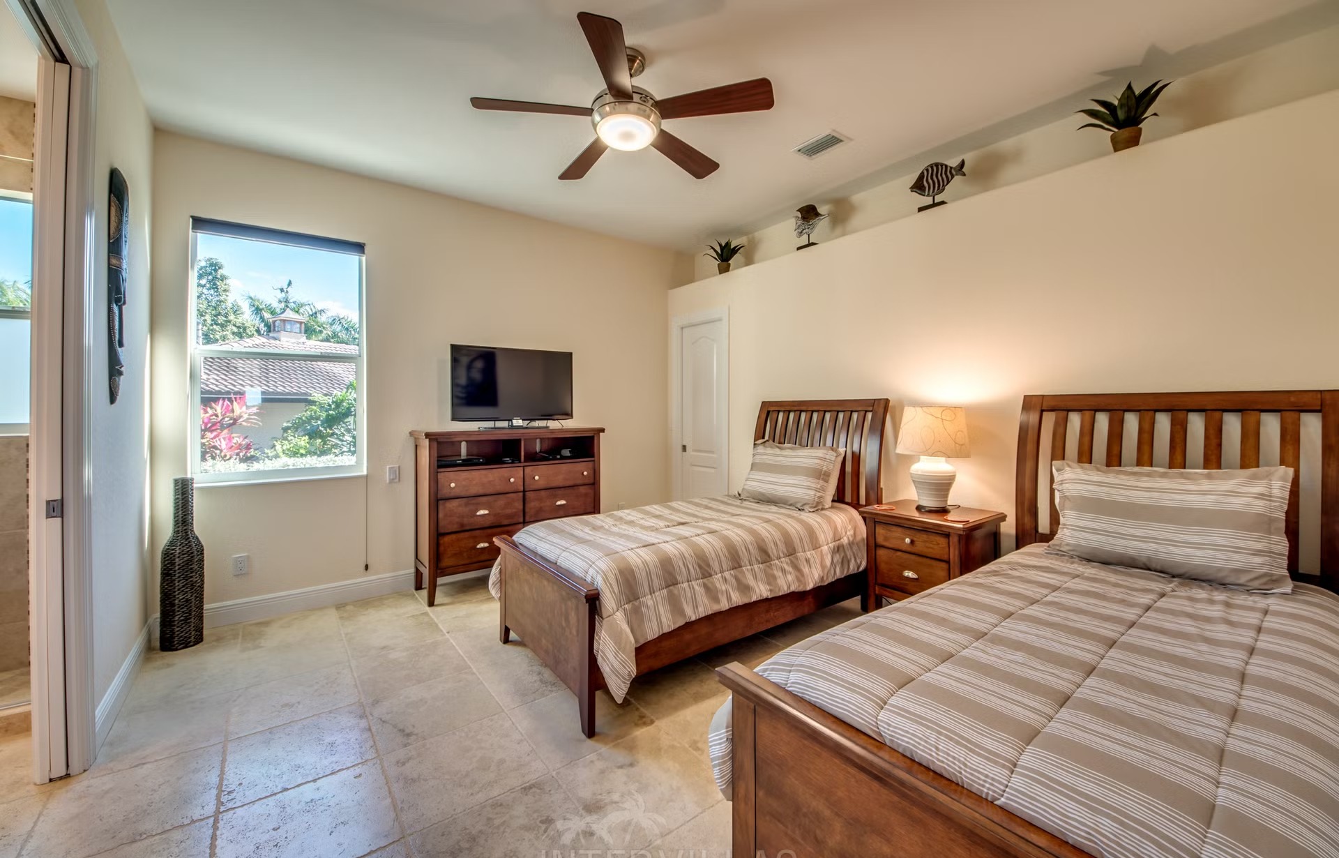 Dock mit Tiki-Hut am Kanal, Kajaks am Steg.