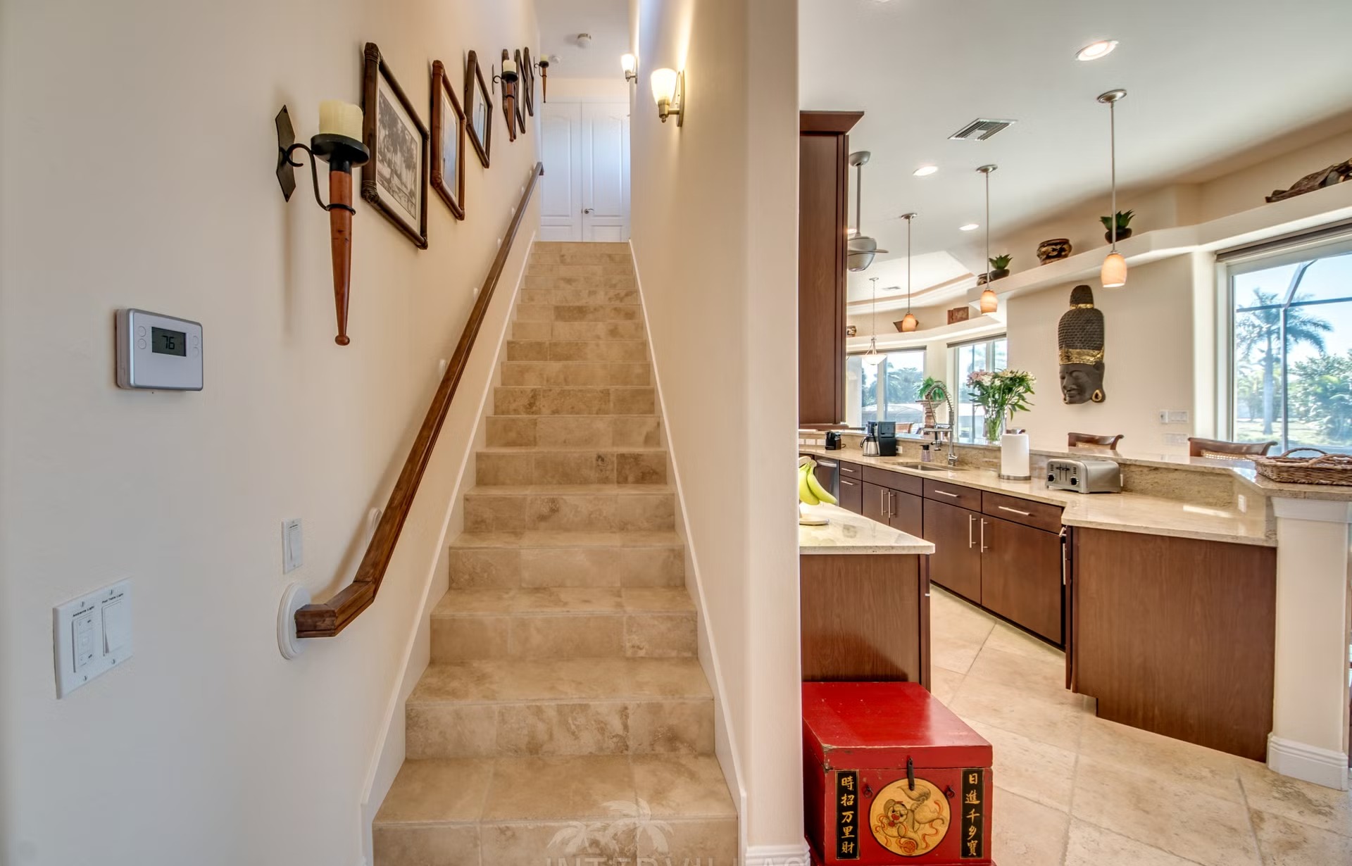 Dock am Kanal mit Tiki-Hut und Kajaks.