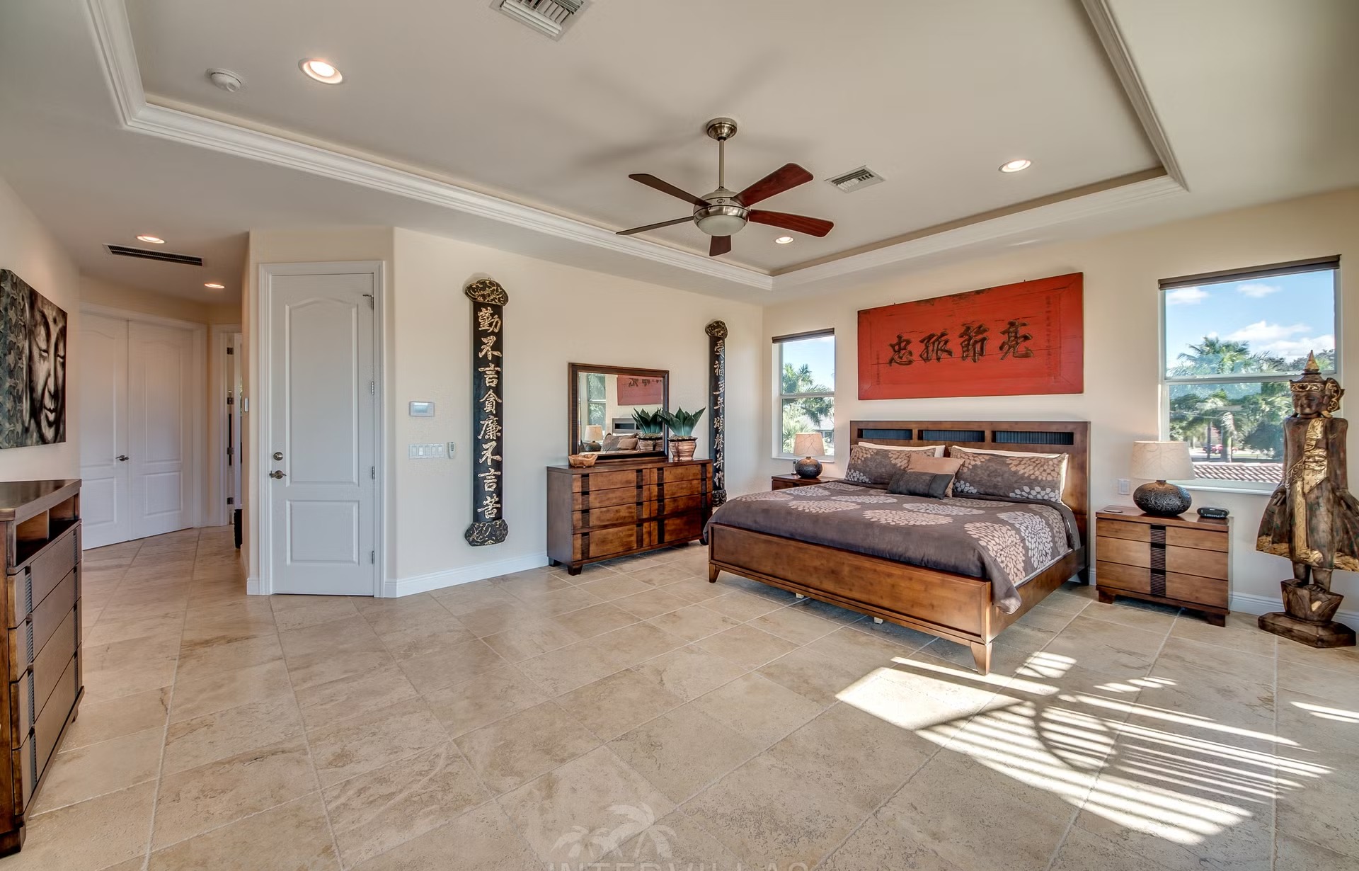 Dock am Kanal mit Tiki-Hut und Kajaks.