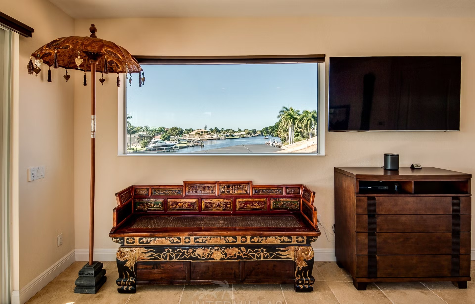 Dock am Kanal mit Tiki-Hut und Kajaks.