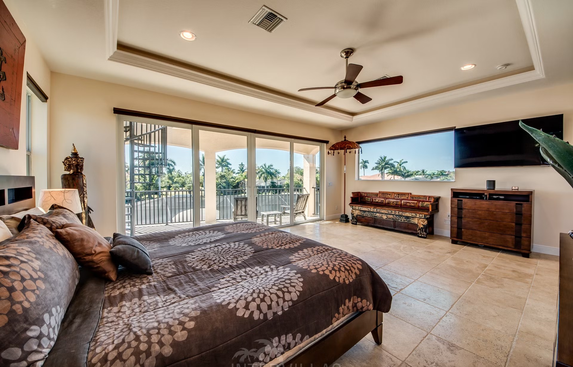 Dock am Kanal mit Tiki-Hut und Kajaks vor der Villa.