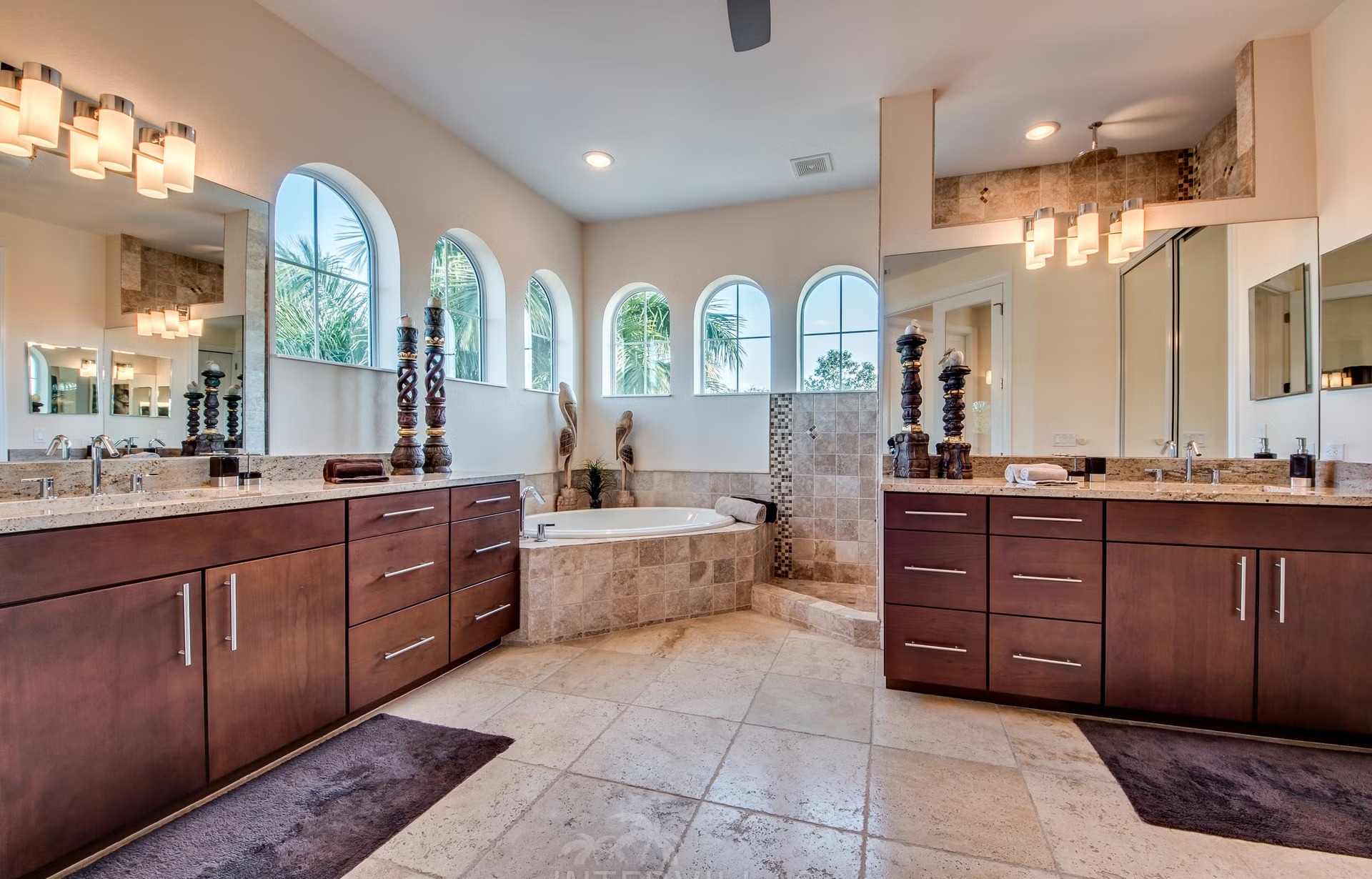 Dock am Kanal mit Tiki-Hut, Bootslift und Kajaks.