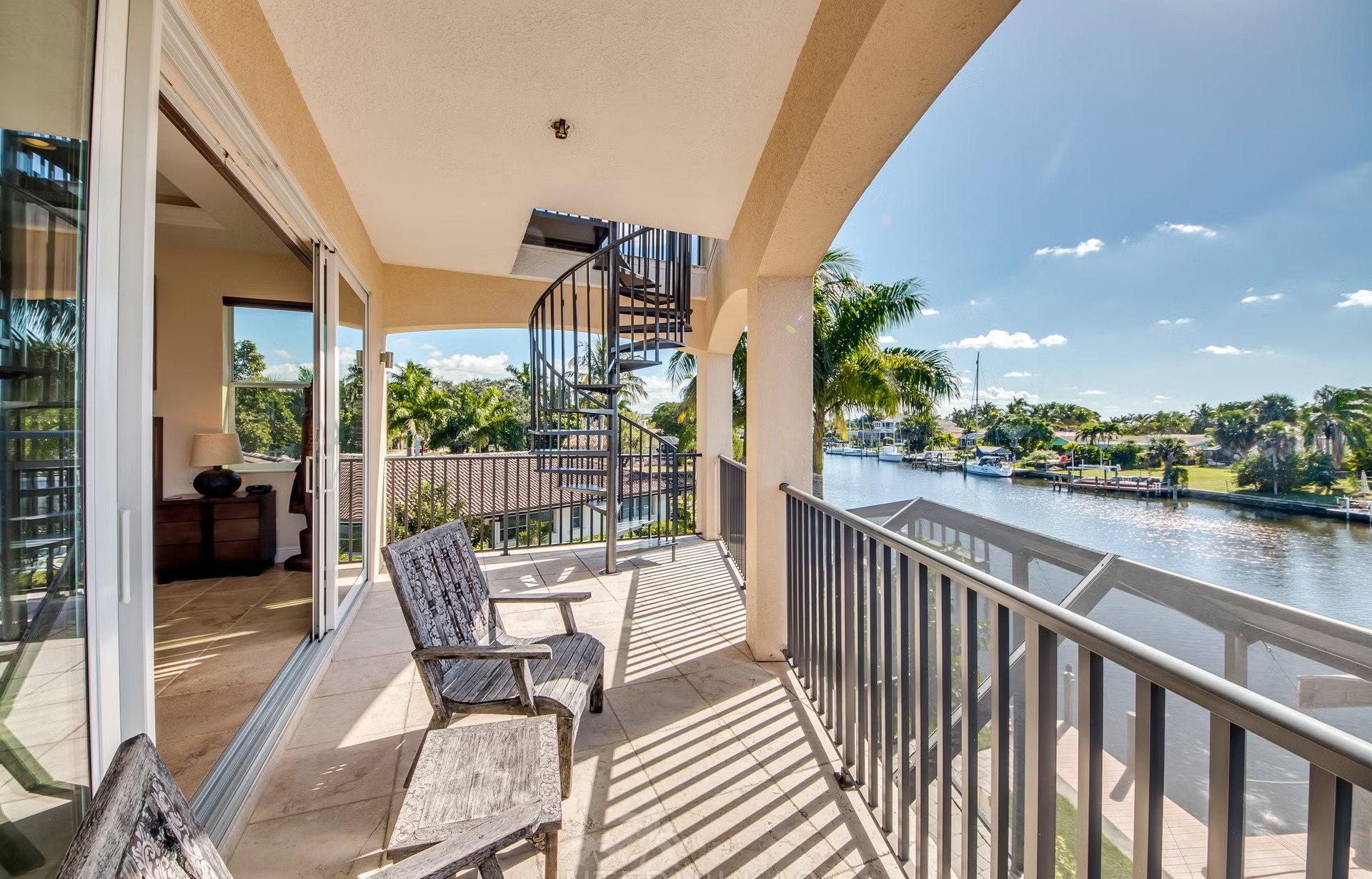 Dock am Kanal mit Tiki-Hut und Kajaks.