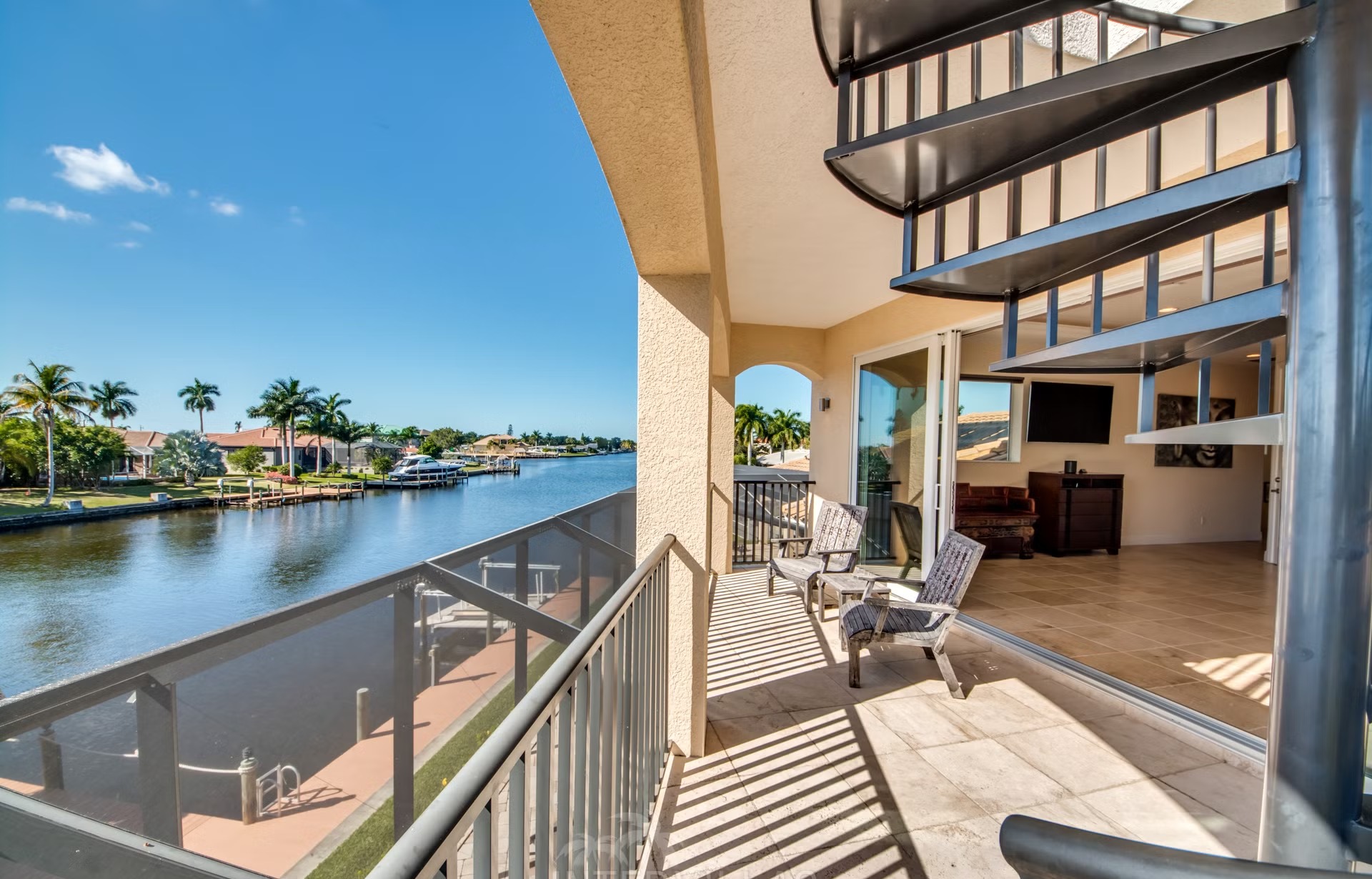 Dock mit Tiki-Hut und Kajaks am breiten Kanal.