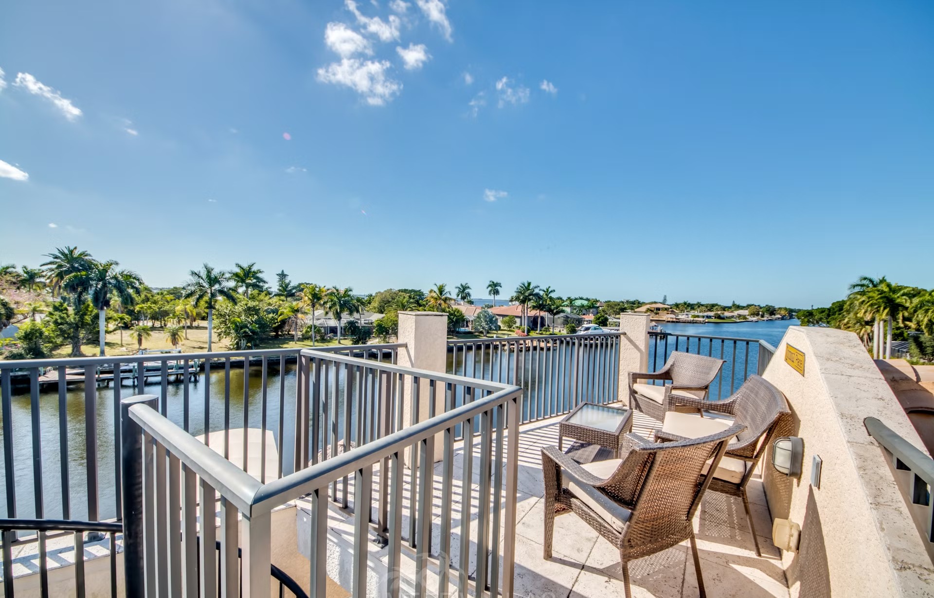 Dock am Kanal mit Tiki-Hut und Kajaks.