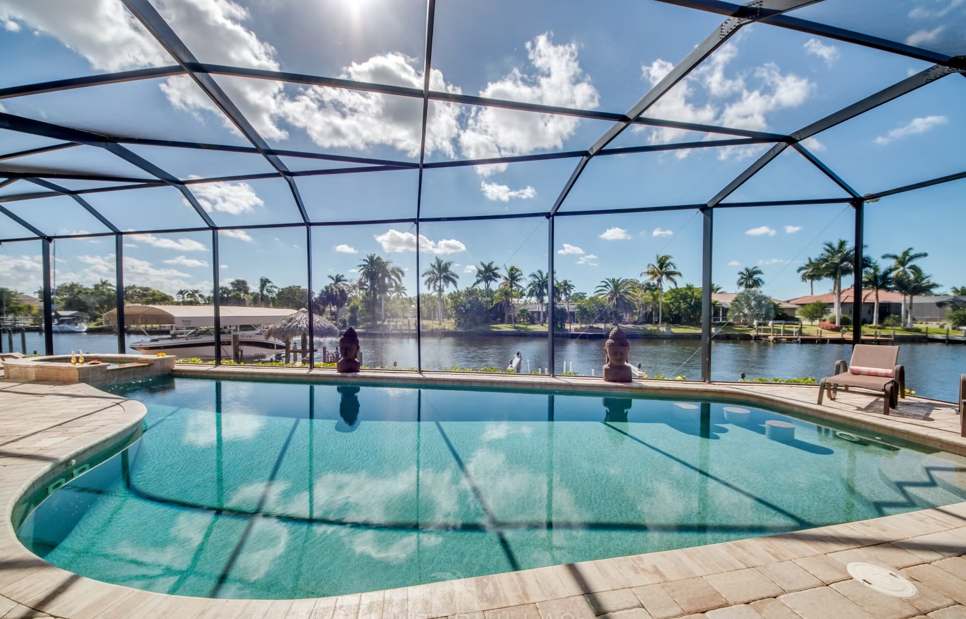 Dock am Kanal mit Tiki-Hut und Kajaks.