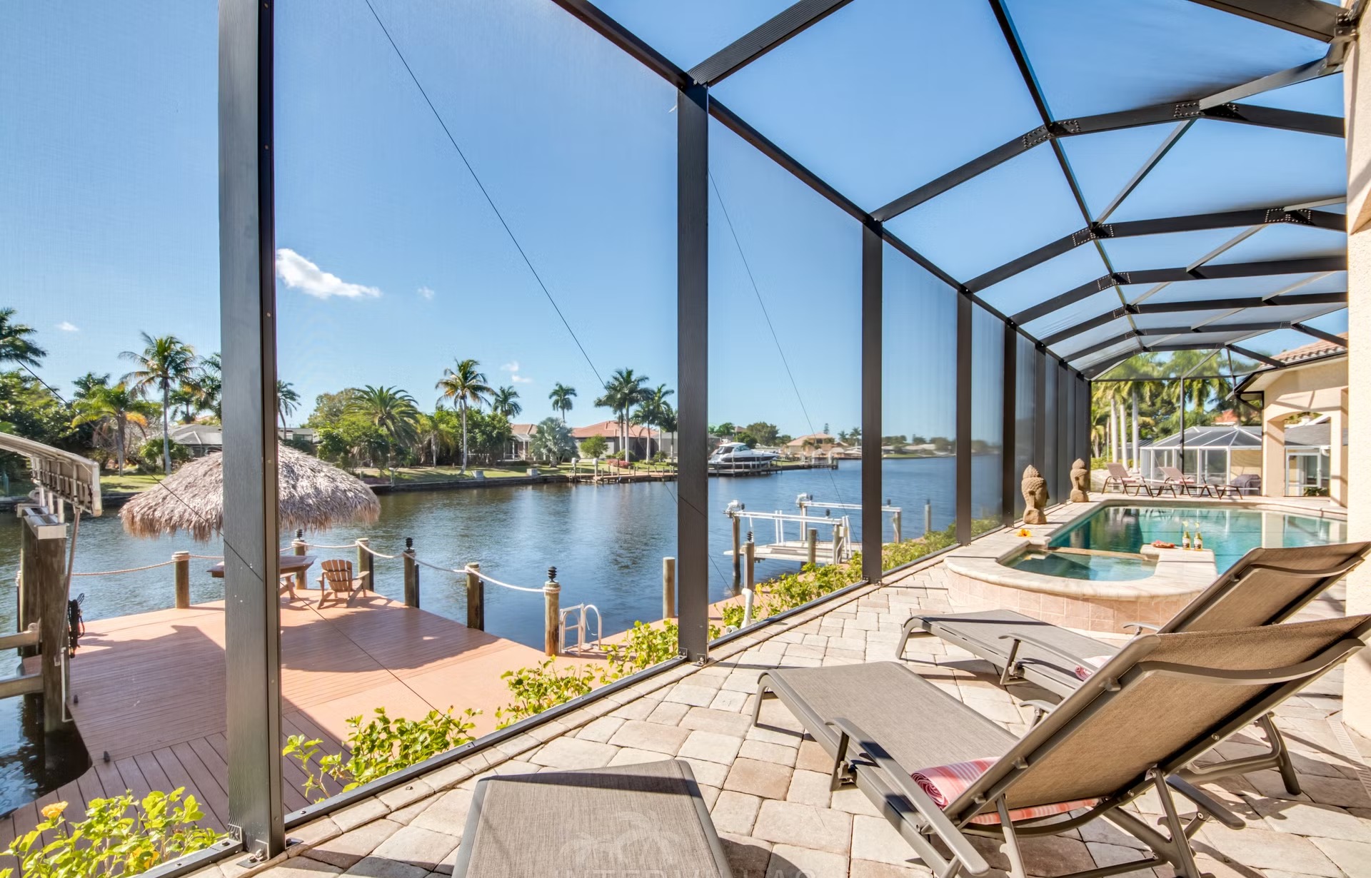 Dock am Kanal mit Tiki-Hut und Kajaks.