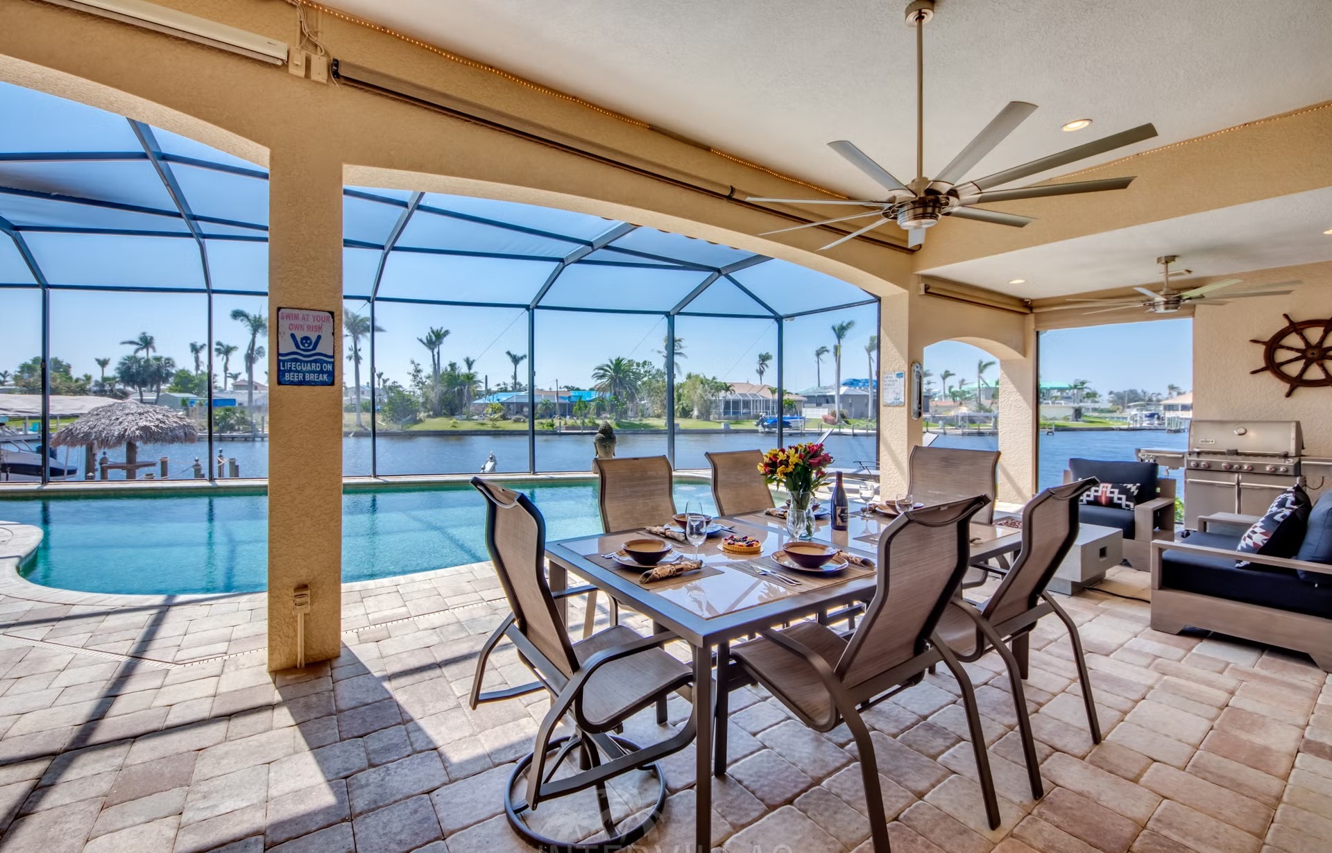 Dock am Kanal mit Tiki-Hut und Kajaks.