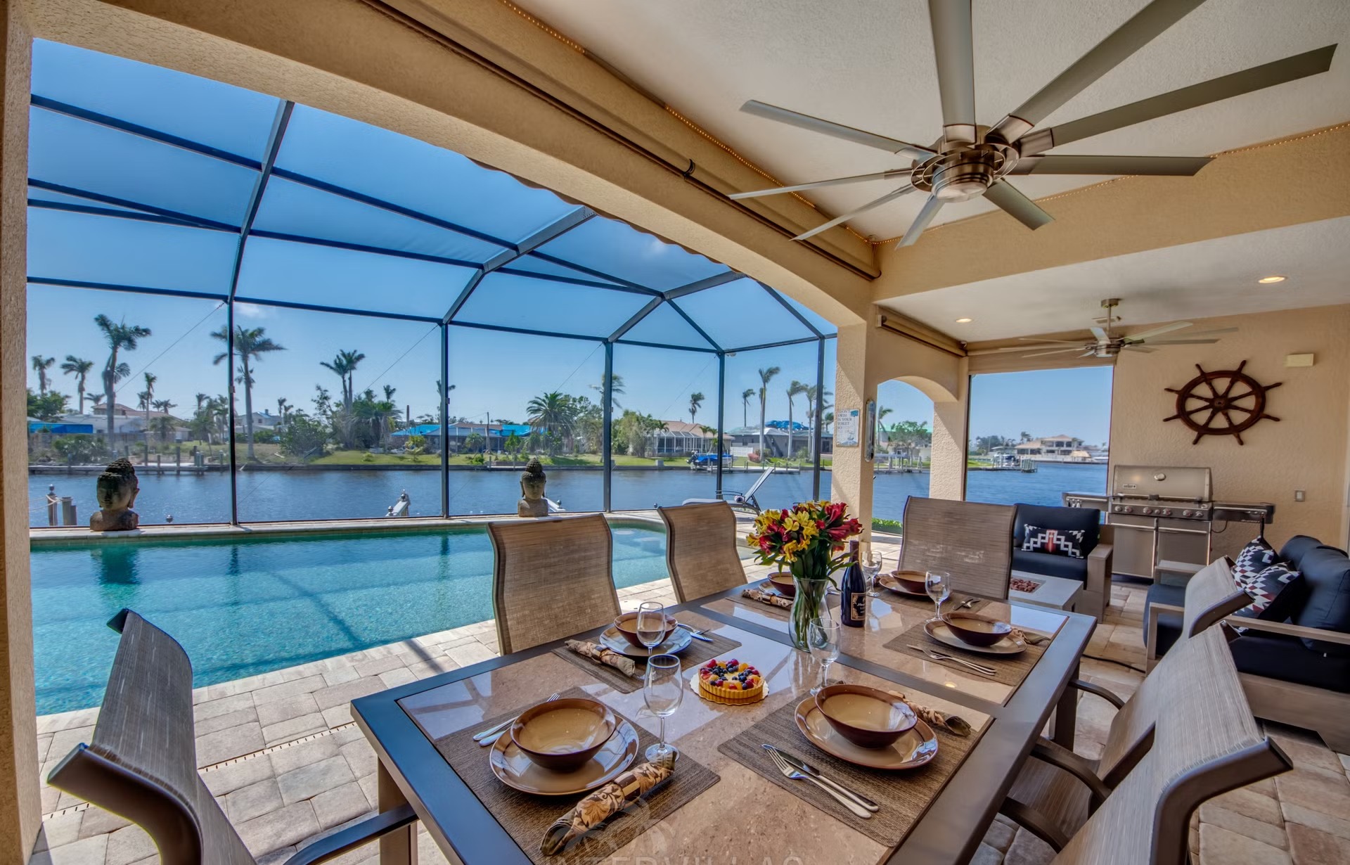 Dock am Kanal mit Tiki-Hut und Kajaks.