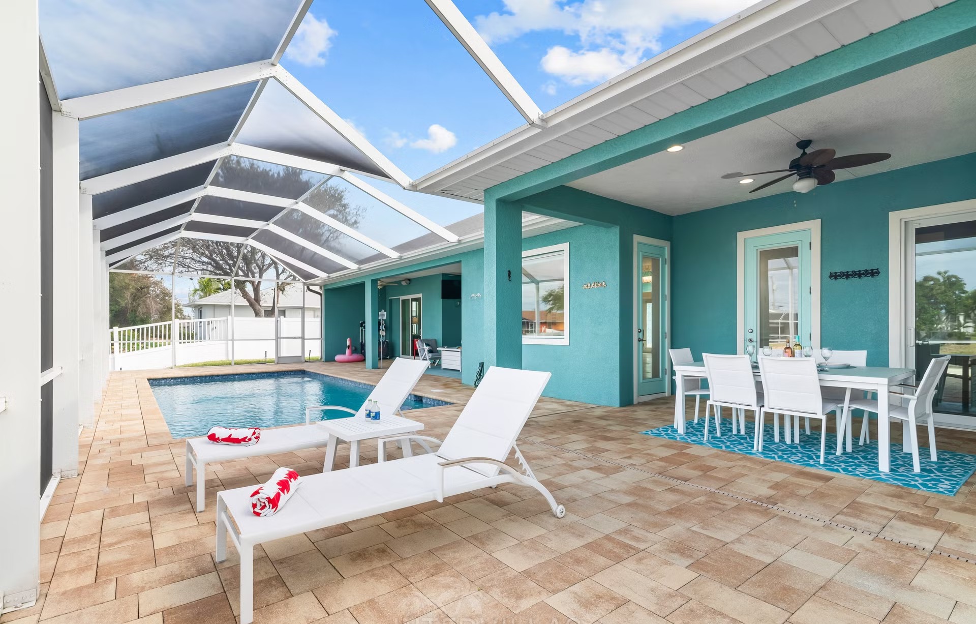 Moderne Villa am Kanal mit Salzwasserpool und Kajak in Cape Coral, Florida.