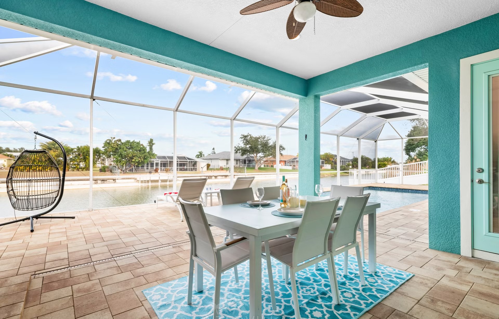 Moderne Villa am Kanal in Cape Coral mit Salzwasserpool und Terrasse.