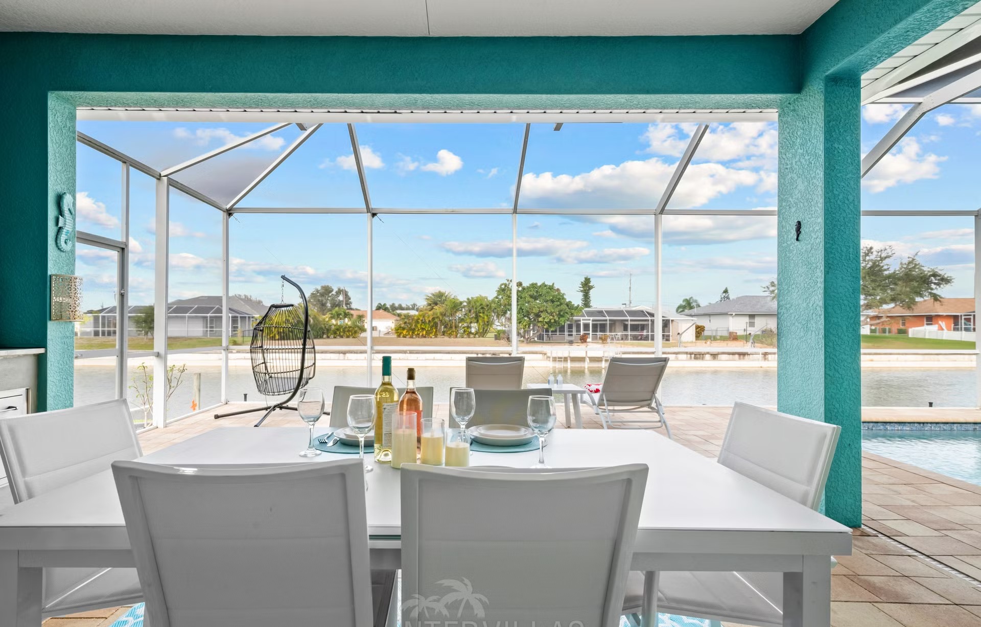 Moderne Villa am Kanal in Cape Coral mit Salzwasserpool und Kajak.