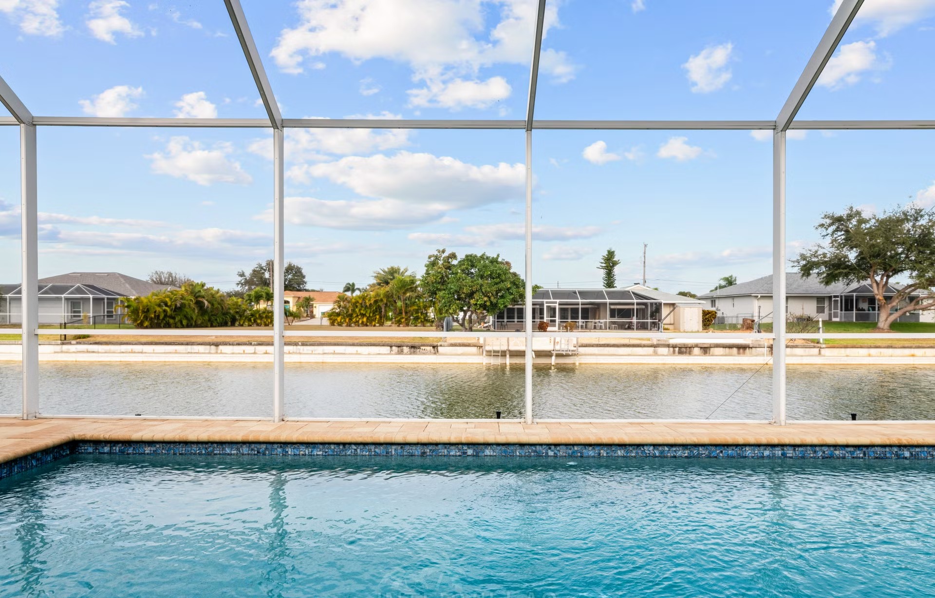 Moderne Villa am Kanal in Cape Coral mit Salzwasserpool und Kajak.
