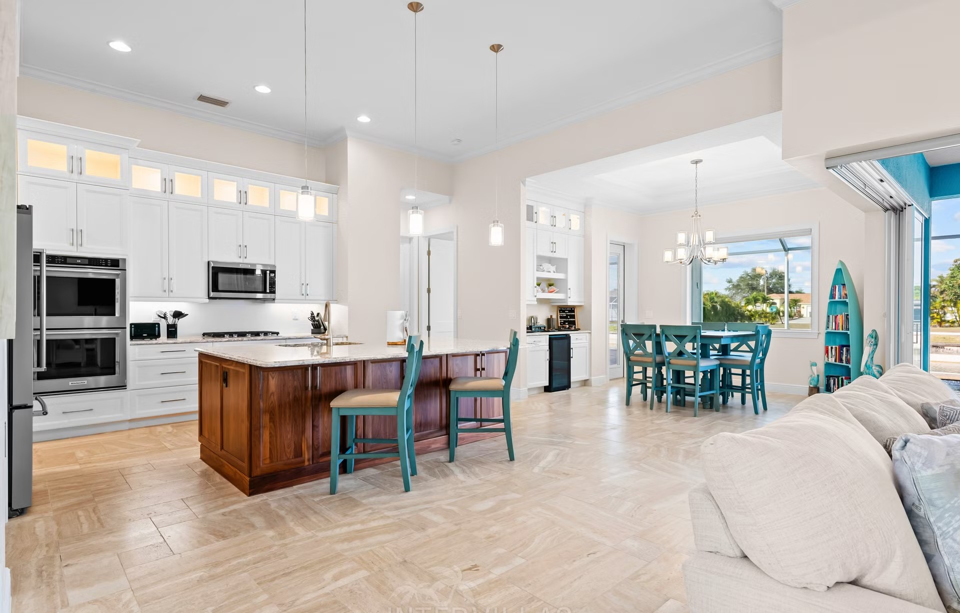 Moderne Villa am Kanal mit Salzwasserpool und Kajak in Cape Coral, Florida.