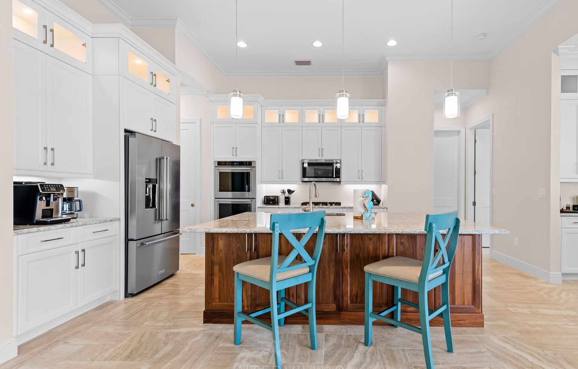 Moderne Villa am Kanal in Cape Coral mit Salzwasserpool und Kajak.