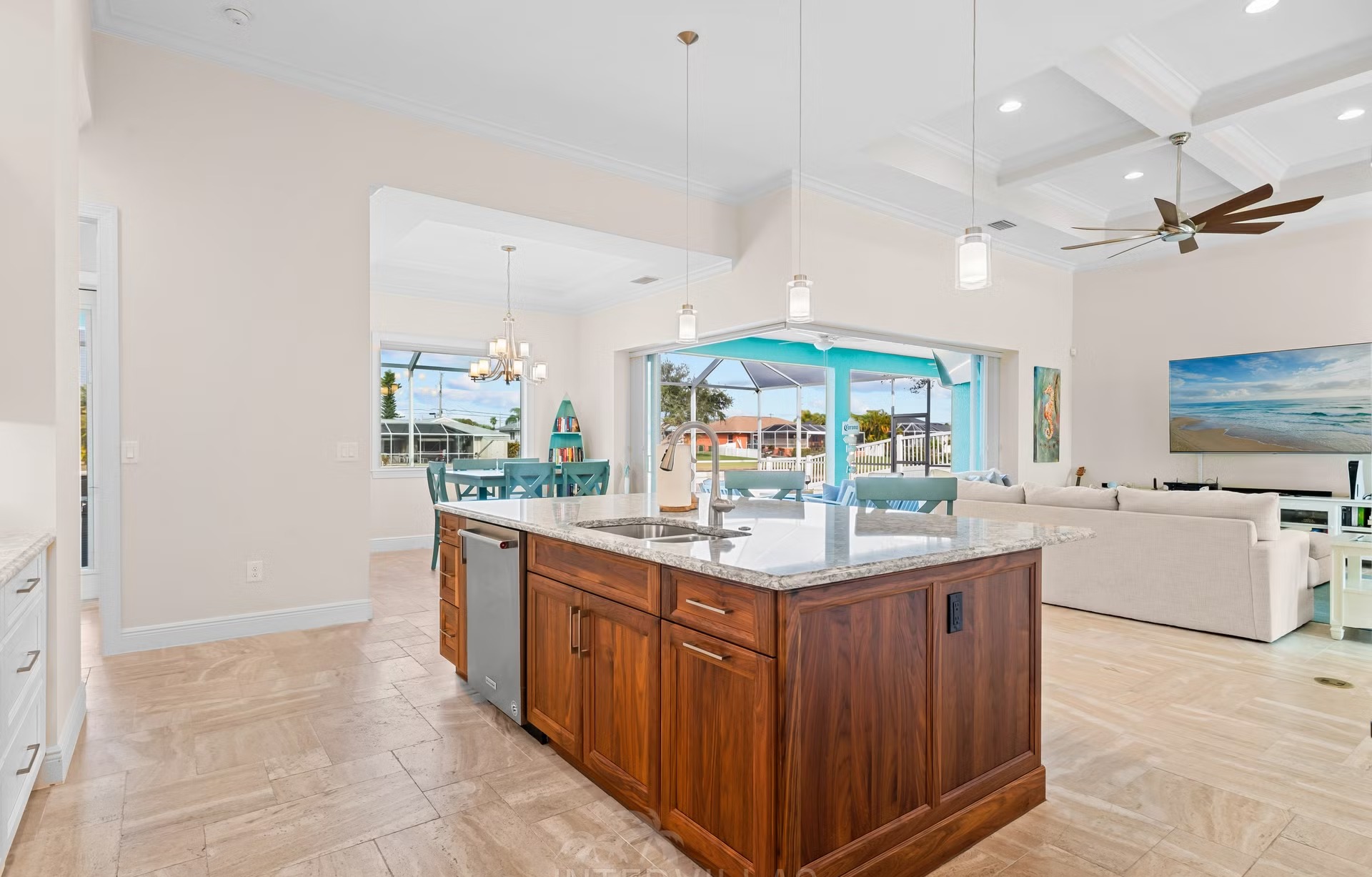 Moderne Villa am Kanal mit beheizbarem Salzwasserpool und Kajak.