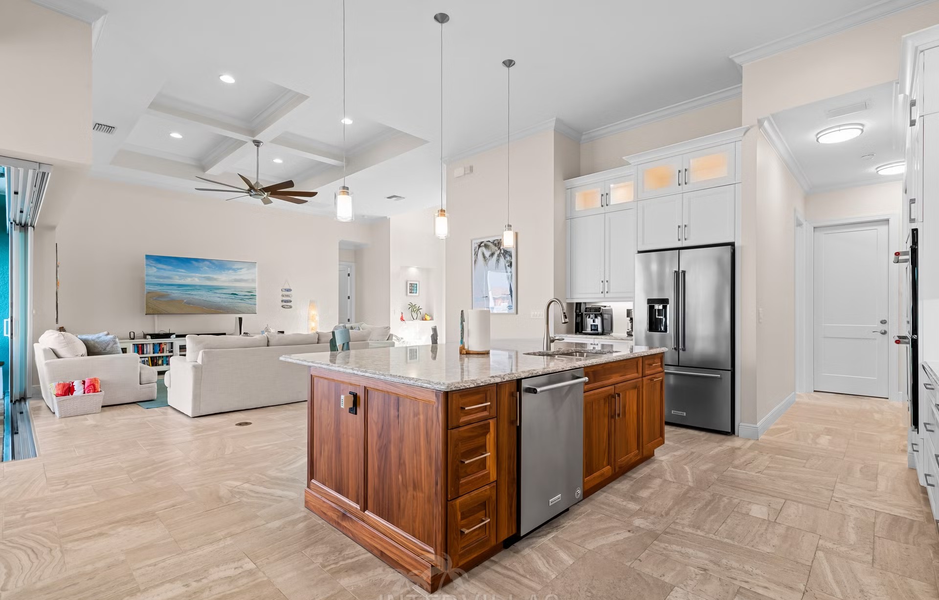 Moderne Villa am Kanal mit beheizbarem Salzwasserpool und Kajak.