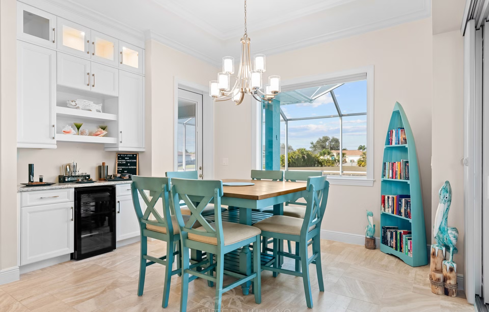 Moderne Villa am Kanal in Cape Coral mit Salzwasserpool und Kajak.