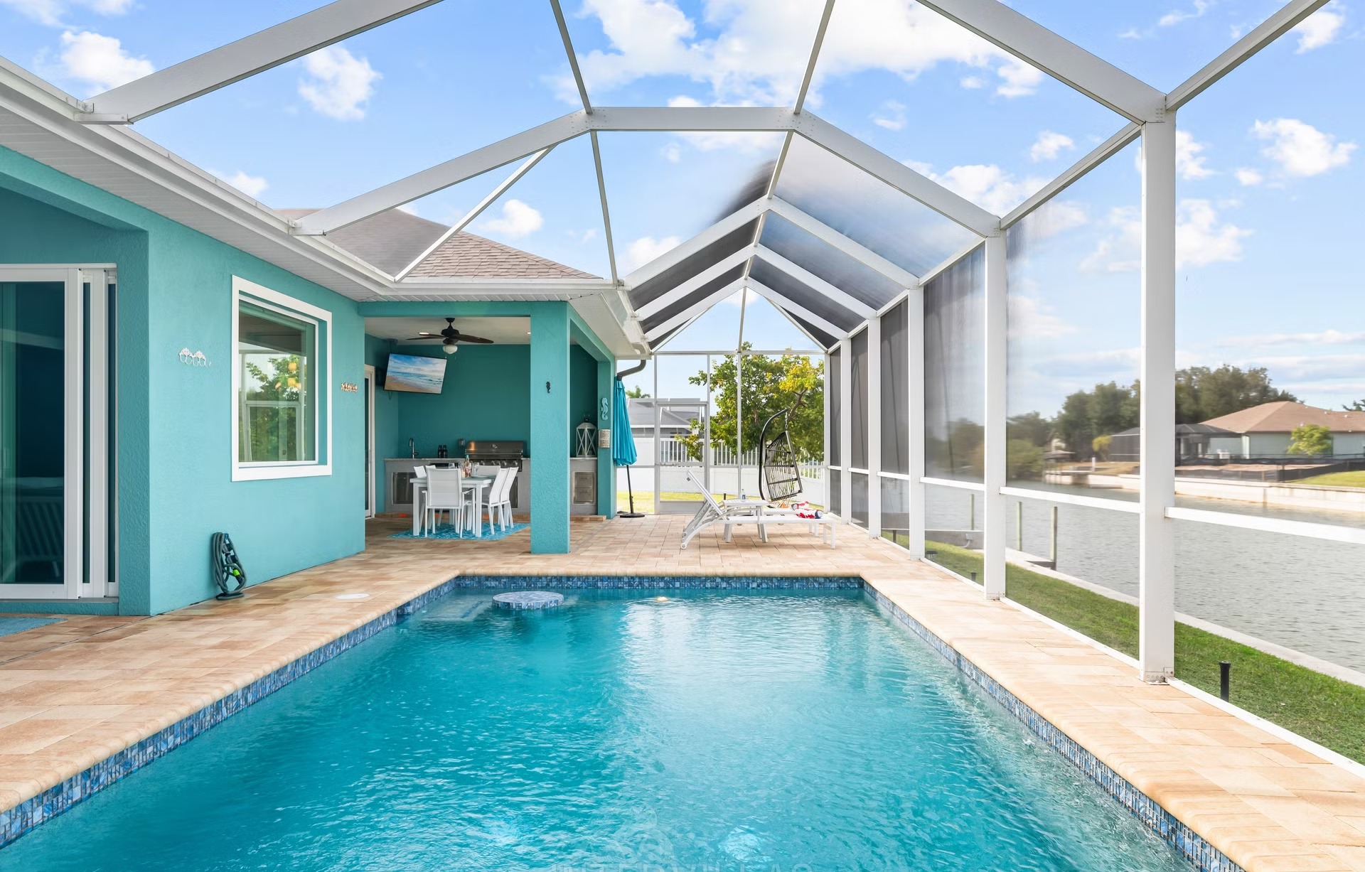 Moderne Villa in Cape Coral direkt am Kanal mit Salzwasserpool und Kajak.