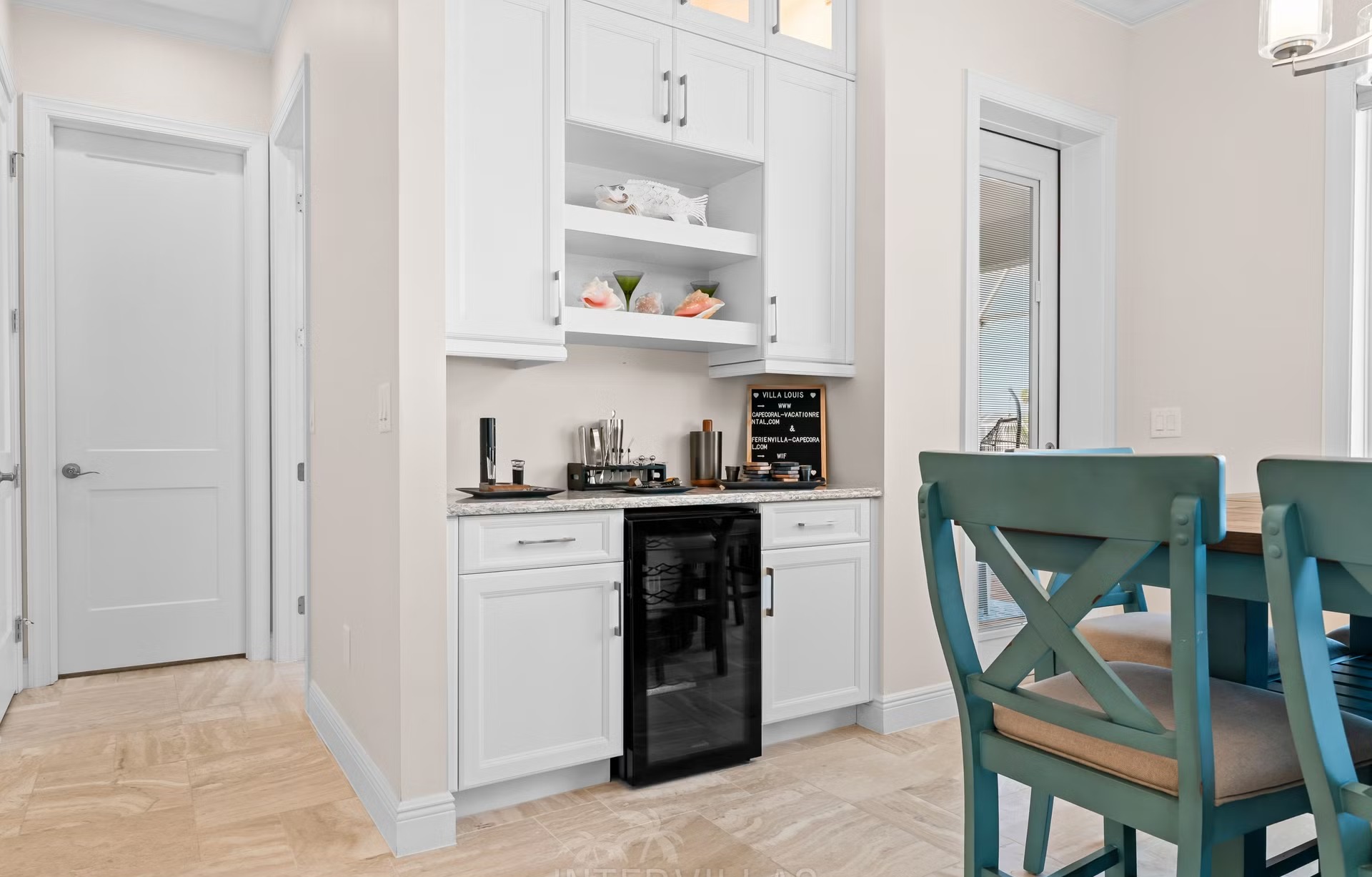 Moderne Villa am Kanal in Cape Coral mit Salzwasserpool und Kajak.