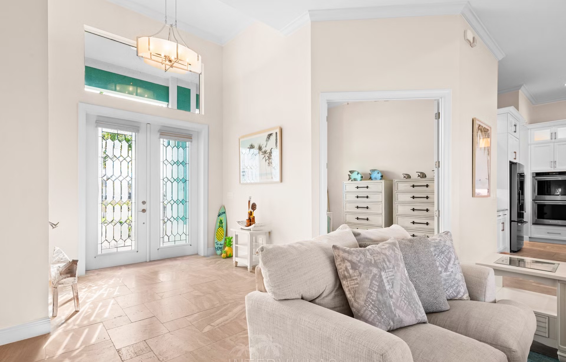 Moderne Villa in Cape Coral mit Salzwasserpool und Blick auf den Kanal.