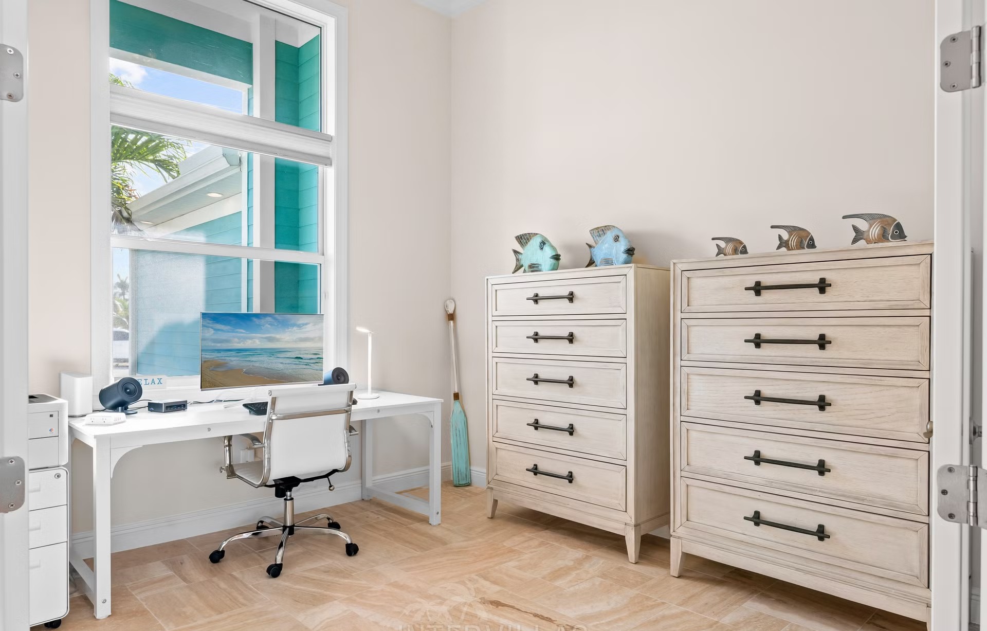 Moderne Villa am Kanal in Cape Coral mit Salzwasserpool und Kajak.