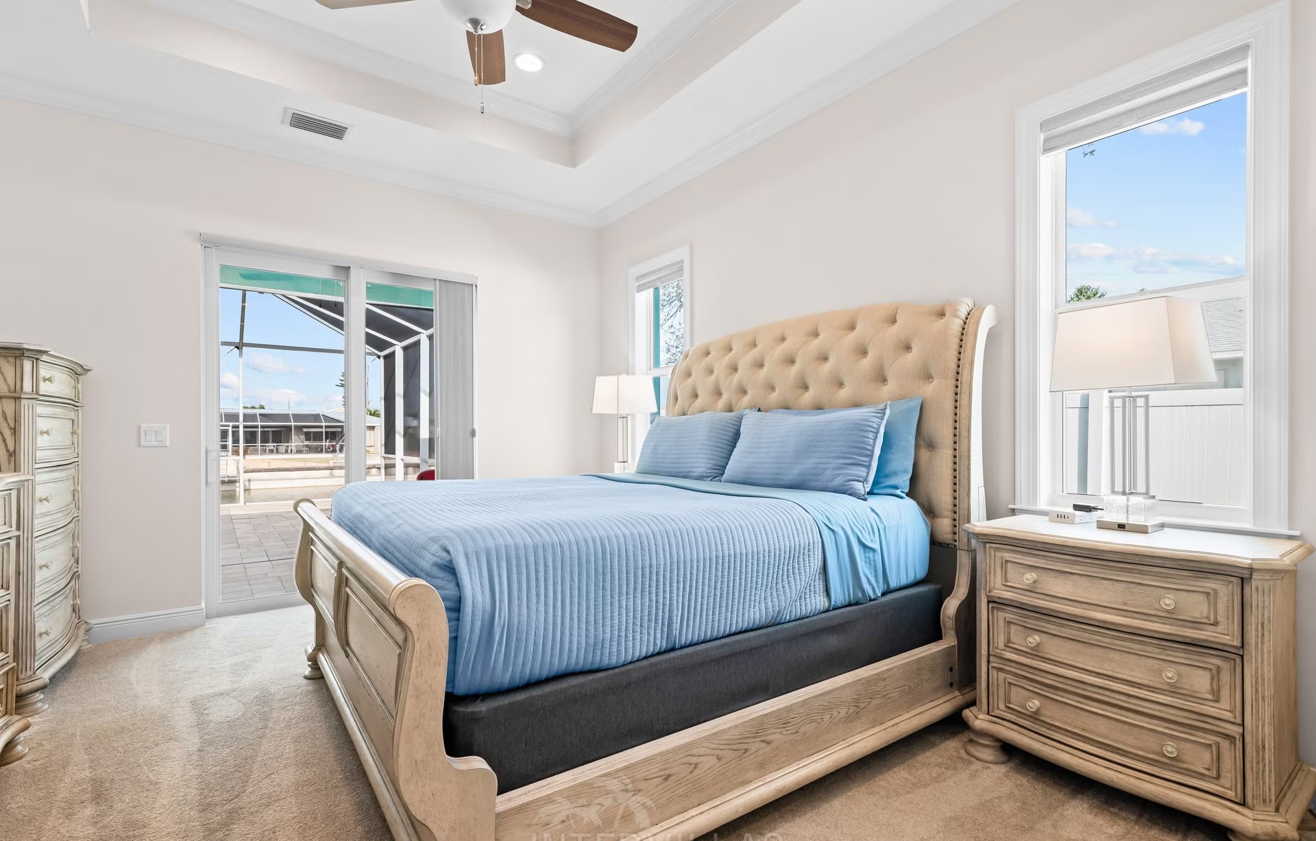 Moderne Villa am Kanal in Cape Coral mit Salzwasserpool und Terrasse.