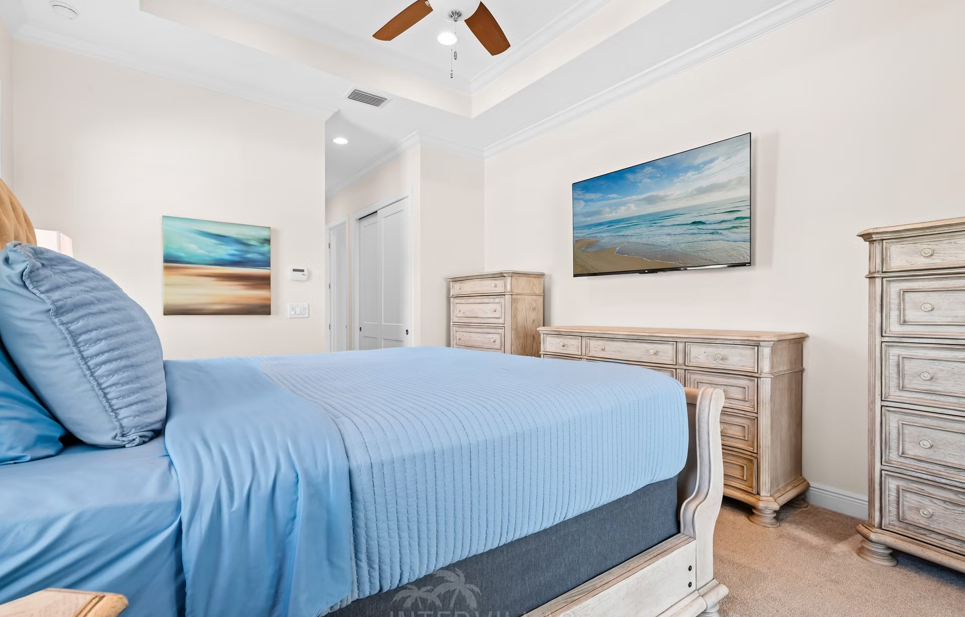 Moderne Villa am Kanal mit Salzwasserpool und Terrasse.